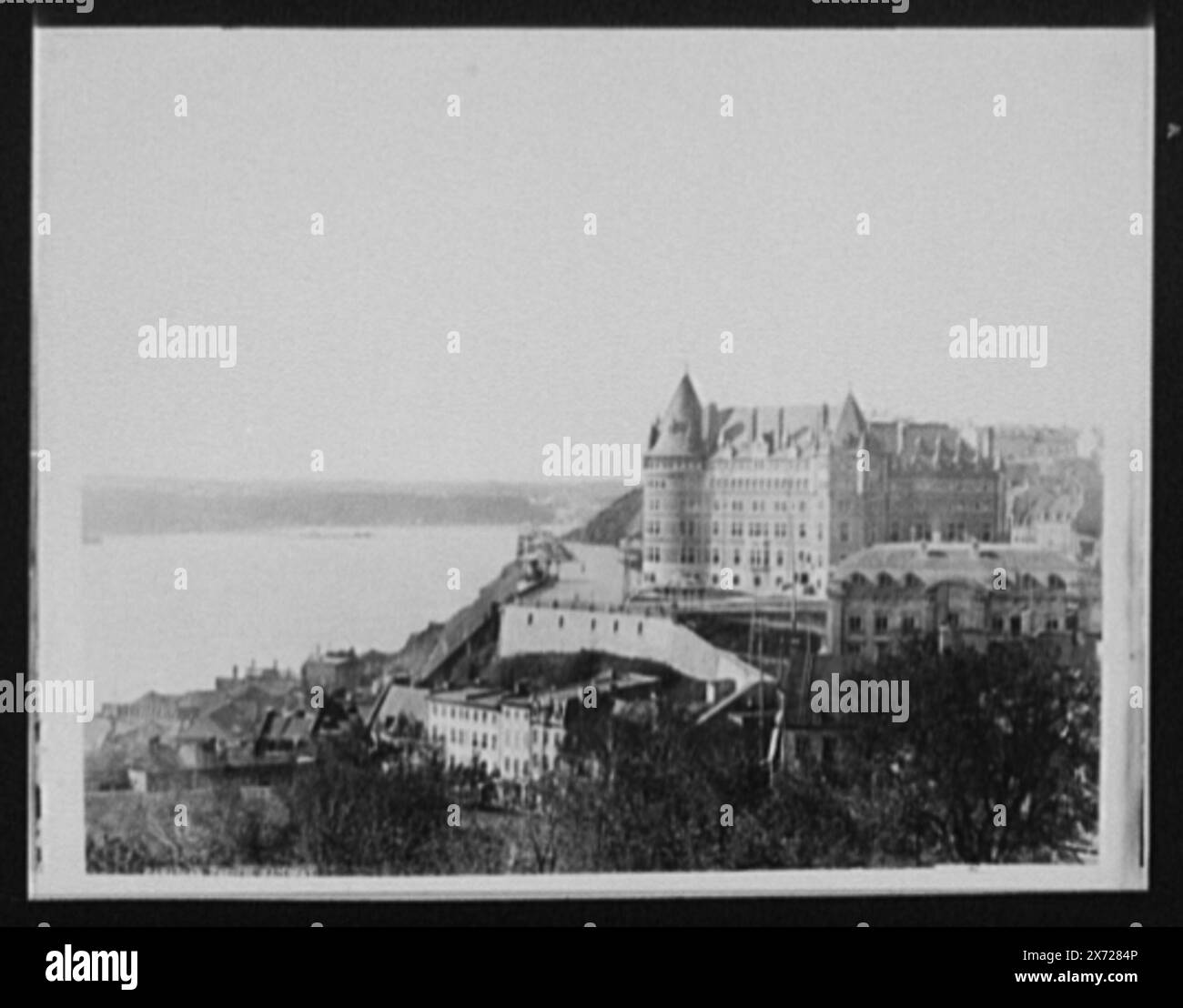 Canadian Pacific Railway Hotel, Chateau Frontenac, Quebec, Detroit Publishing Co.-Nr. 042061., Geschenk; State Historical Society of Colorado; 1949, Hotels. , Flüsse. , Kanada, Québec (Provinz), Québec. Stockfoto