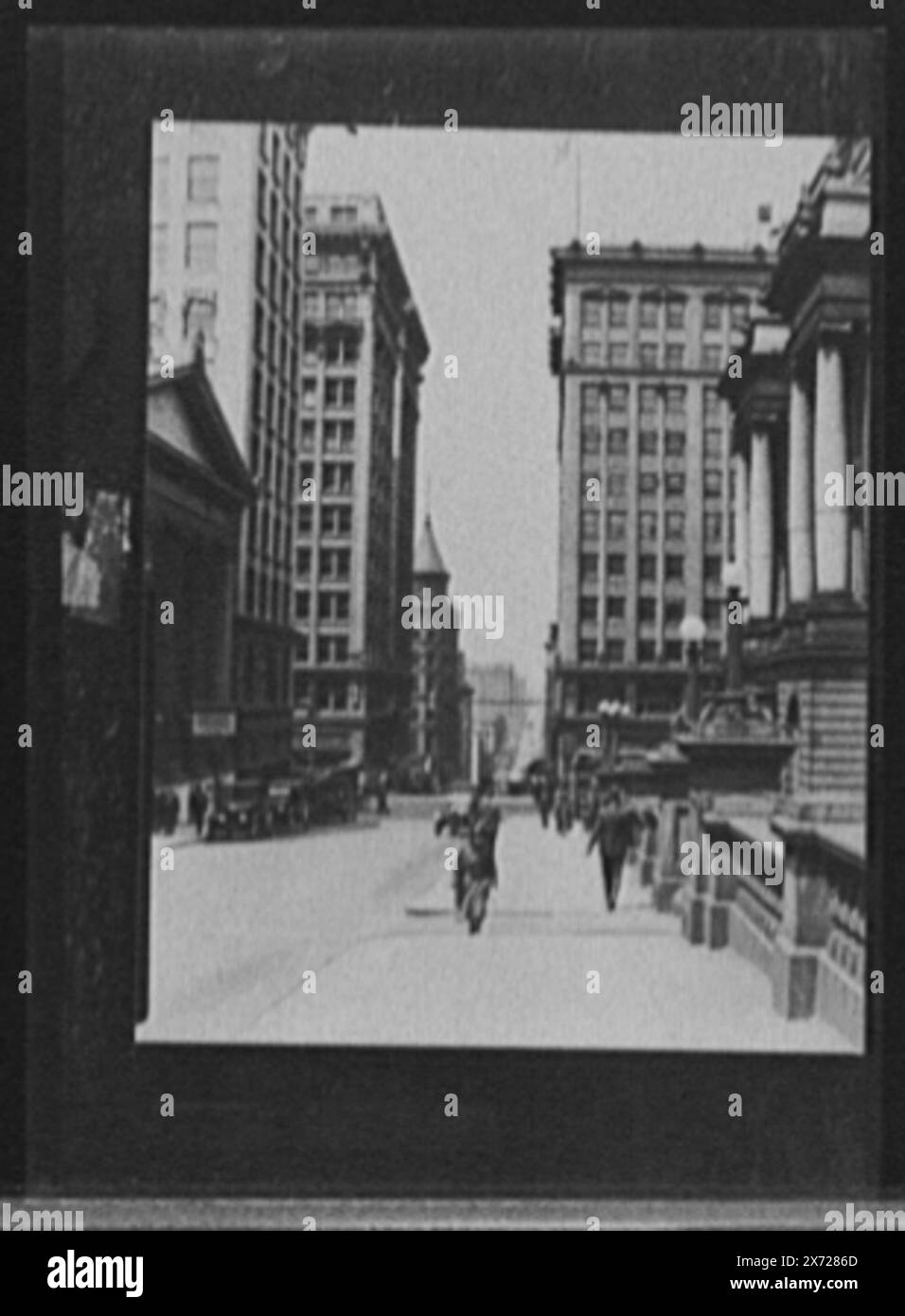 Grand Avenue, mit Grand Avenue Methodist Episcopal Church auf der linken Seite, Titel vom Kataloger entworfen., Foto von Fotodruck., möglicherweise Kansas City, Missouri., No Detroit Publishing Co. No., Gift; State Historical Society of Colorado; 1949, Churches. , Straßen. Stockfoto