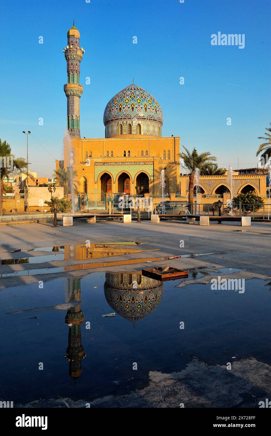 Bagdad 20 Jahre Nach Der Invasion. Abschnitt des Firdos-Platzes im Vordergrund, mit Ramadan-Moschee dahinter, Bagdad - Irak Stockfoto