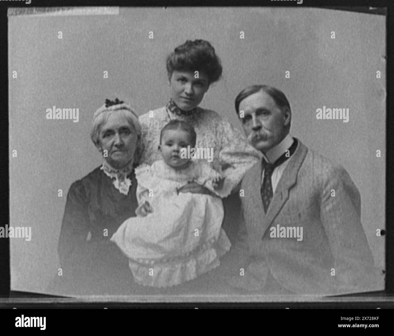 W. H. Jackson und Familie, Titel aus Jackett, Jacksons Mutter Harriet, links. W.H. Jackson auf der rechten Seite. Möglicherweise Schwiegertochter (Ehefrau von Clarence S. Jackson) und Enkel Billy (*1902) in Center., Referenzen: Time Exposure / W.H. Jackson. New York: G.P. Putnam & Sons, 1940, S. 329., '464 Jackson (1-10) 3. Sept. Plat. Art P. 16/20' on negative., Detroit Publishing Co.-Nr. 464., Geschenk; State Historical Society of Colorado; 1949, Jackson, William Henry, 1843-1942, Familie. , Familien. Stockfoto