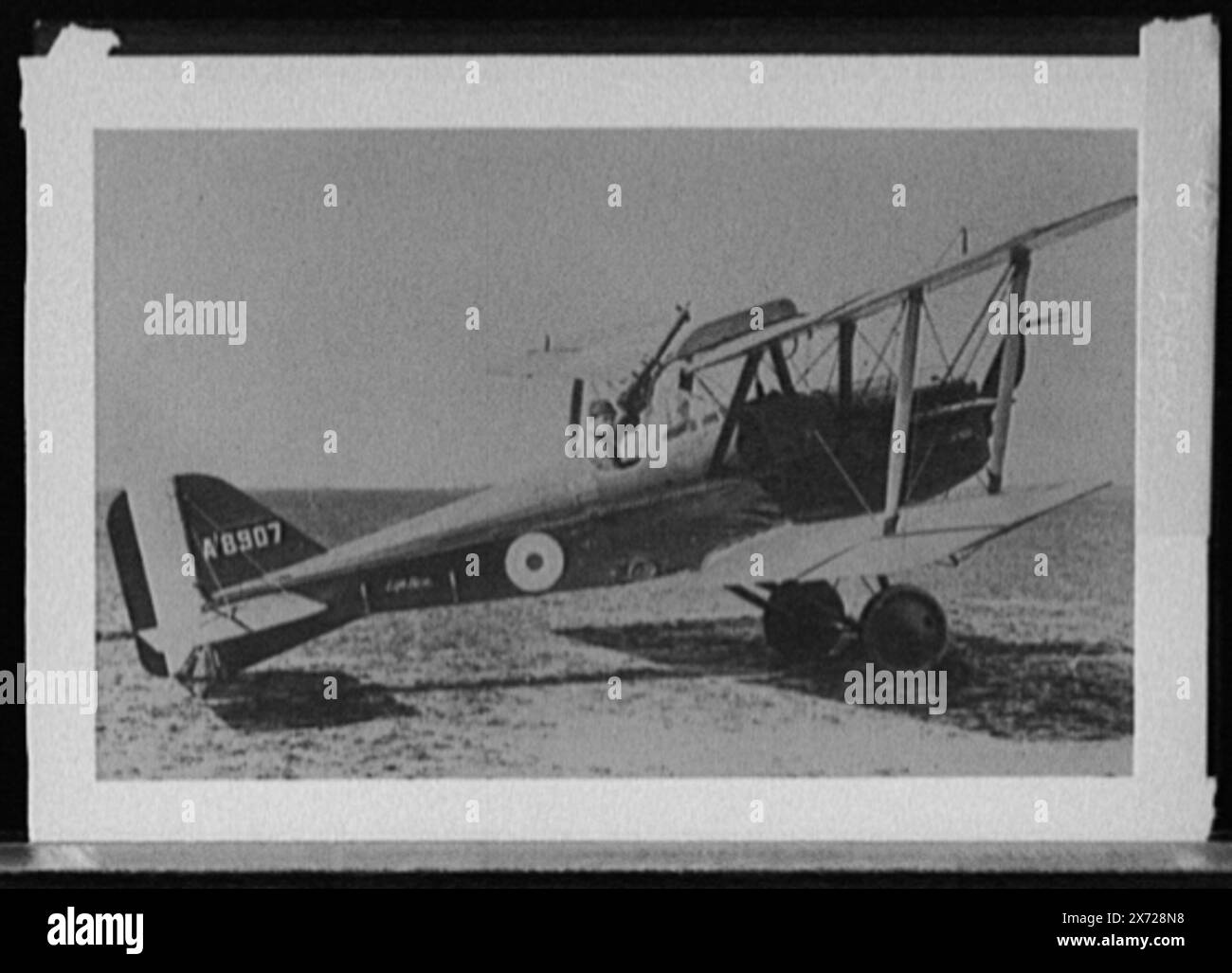 Kampfflugzeug SE5 A8907 aus dem Ersten Weltkrieg, ausgerüstet mit einer Lewis-Kanone und gesteuert vom britischen Ace, Captain Albert Ball, der der No. 56 Squadron RAF diente. Aufgenommen am 3. Mai 1917 im Candas Royal Flying Corps Depot, Titel vom Kataloger mit Informationen von A. Marriam, 2015., 'C.S. 407, C.S. 250, Drew, 10/12-16, 60381 , ." No Detroit Publishing Co. No., Gift; State Historical Society of Colorado; 1949, Airplanes. Stockfoto
