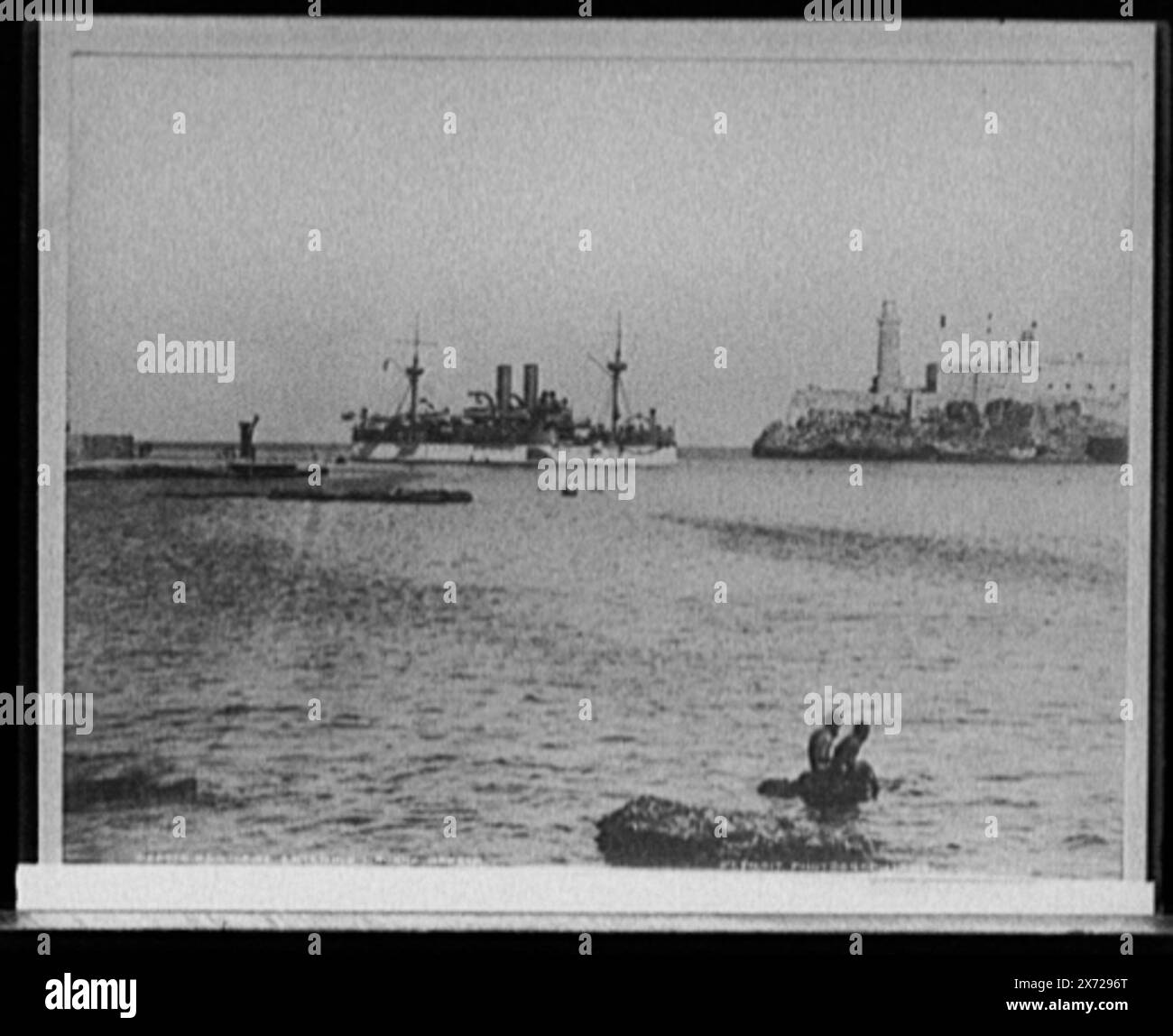 U.S.S. Maine, die Havanna einfährt, Foto von Foto aus nicht identifizierter Quelle., auch als Fotodruck in LOS 3000 U mit Kopiernegativ LC-USZ62-65484 (s&W Filmkopie neg.), Detroit Publishing Co.-Nr. 020520., Geschenk; State Historical Society of Colorado; 1949, Maine (Schlachtschiff), Schlachtschiffe, amerikanisch. , Forts & Fortifications. , Einschübe. , Spanisch-Amerikanischer Krieg, 1898. Kuba, Havanna. Stockfoto