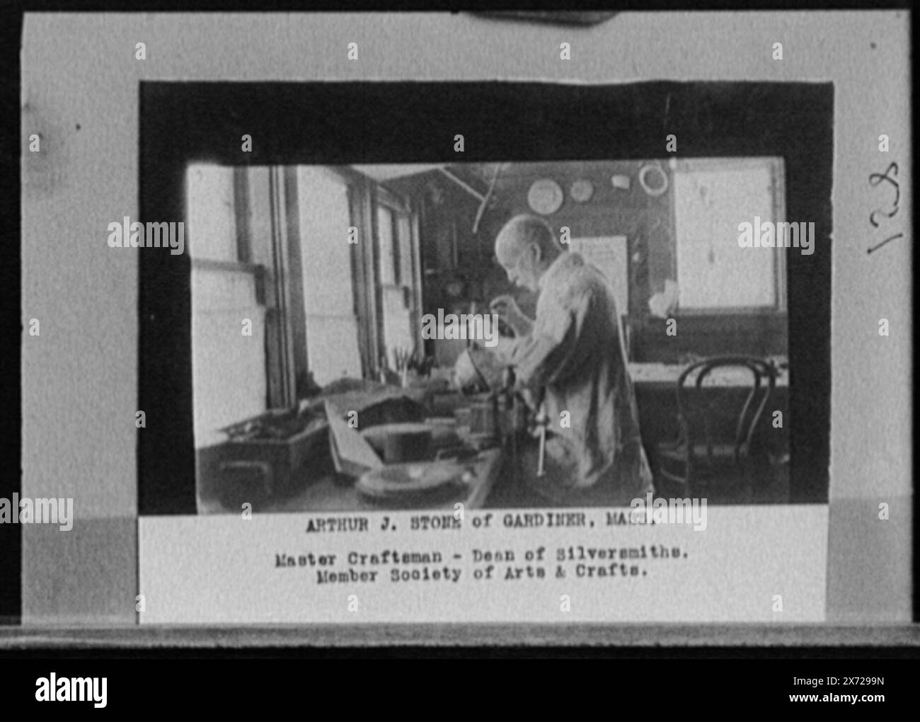Arthur J. Stone von Gardiner, d. h. Gardner, Mass., Titel weiter: , . Meister, Dekan der Silberschmiede, member Society of Arts & Crafts., No Detroit Publishing Co. No., Gift; State Historical Society of Colorado; 1949, Stone, Arthur J., 1847–1938. , Innenräume. , Studios. , Silberarbeiten. Stockfoto