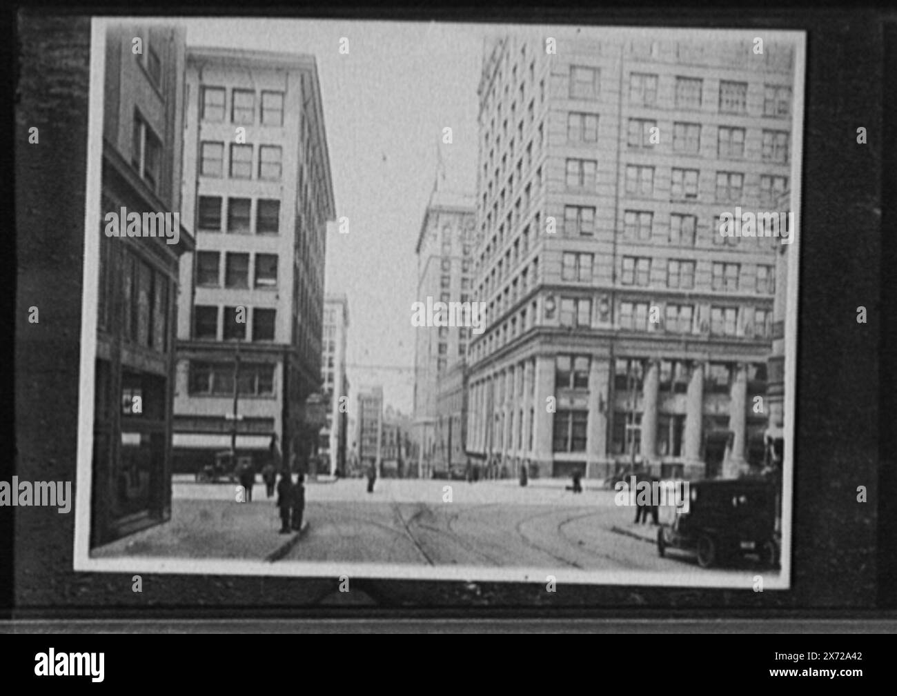 Straßen- und Bürogebäude, möglicherweise Kansas City, Missouri, Titel vom Kataloger erdacht., Foto von Fotodruck., 'Kansas City Casualty Company' auf Gebäude mit der Aufschrift 'R.A. Long.', No. Detroit Publishing Co. No., Gift; State Historical Society of Colorado; 1949, Office Buildings. , Straßen. Stockfoto