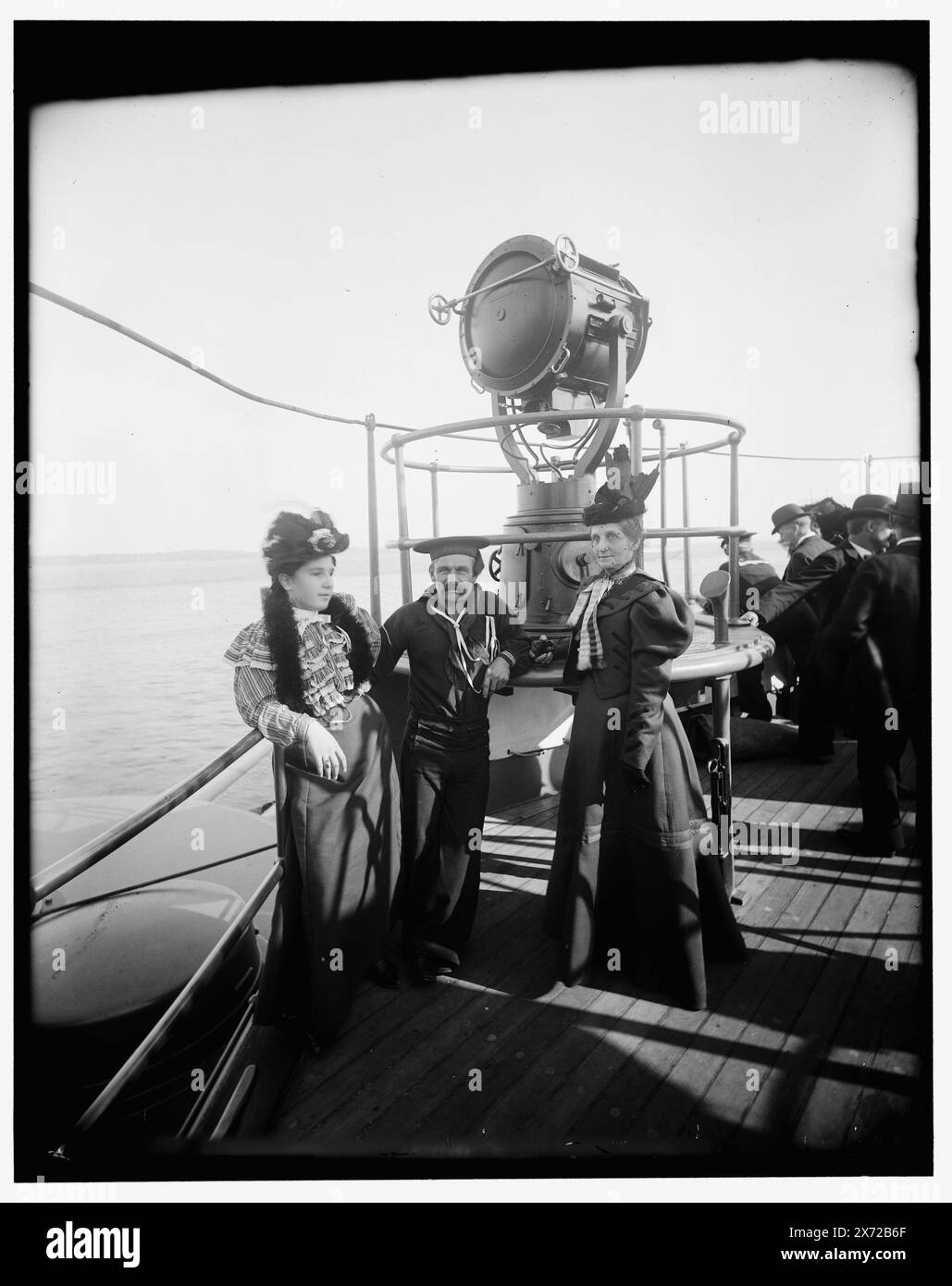 USA Oregon, Gunner George Sanderson und Crew, Titel aus Jacke, Attribution basiert auf negativ D4-32321., Detroit Publishing Co.-Nr. 032322., Geschenk; State Historical Society of Colorado; 1949, Oregon (Schlachtschiff), United States., Navy. - Schlachtschiffe, Amerikaner. , Seeleute, Amerikanische Küche. , Frauen. Stockfoto