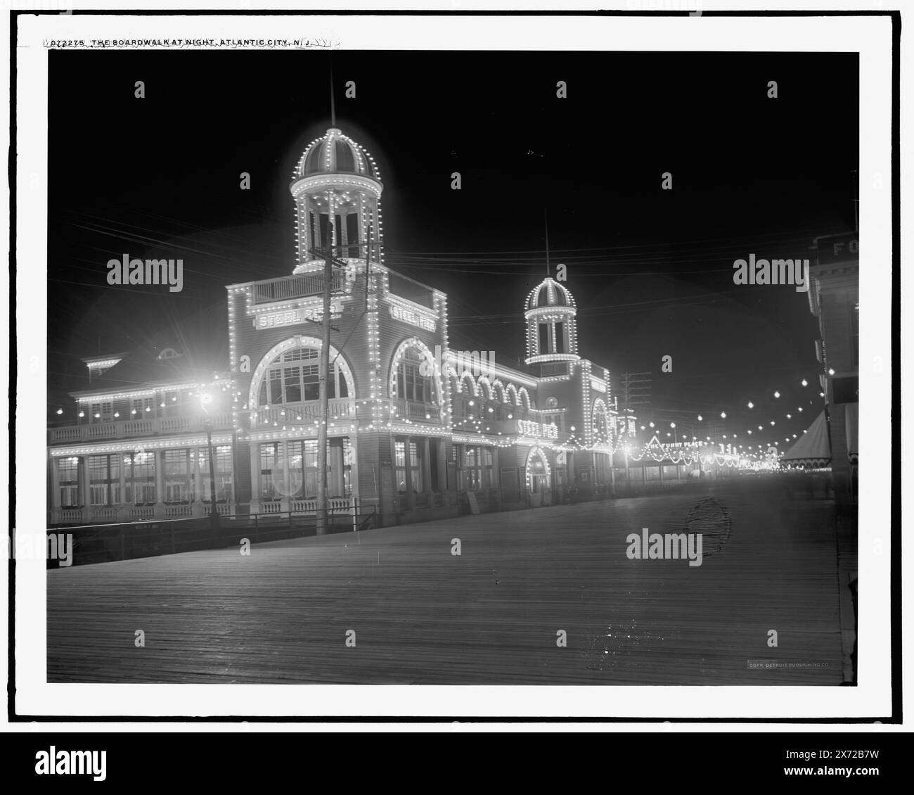The Boardwalk at Night, Atlantic City, N.J., "Steel Pier" am Gebäude, Detroit Publishing Co.-Nr. 072275., Geschenk; State Historical Society of Colorado; 1949, Amusement Piers. , Promenade. , Nacht. , Beleuchtung. Usa, New Jersey, Atlantic City. Stockfoto