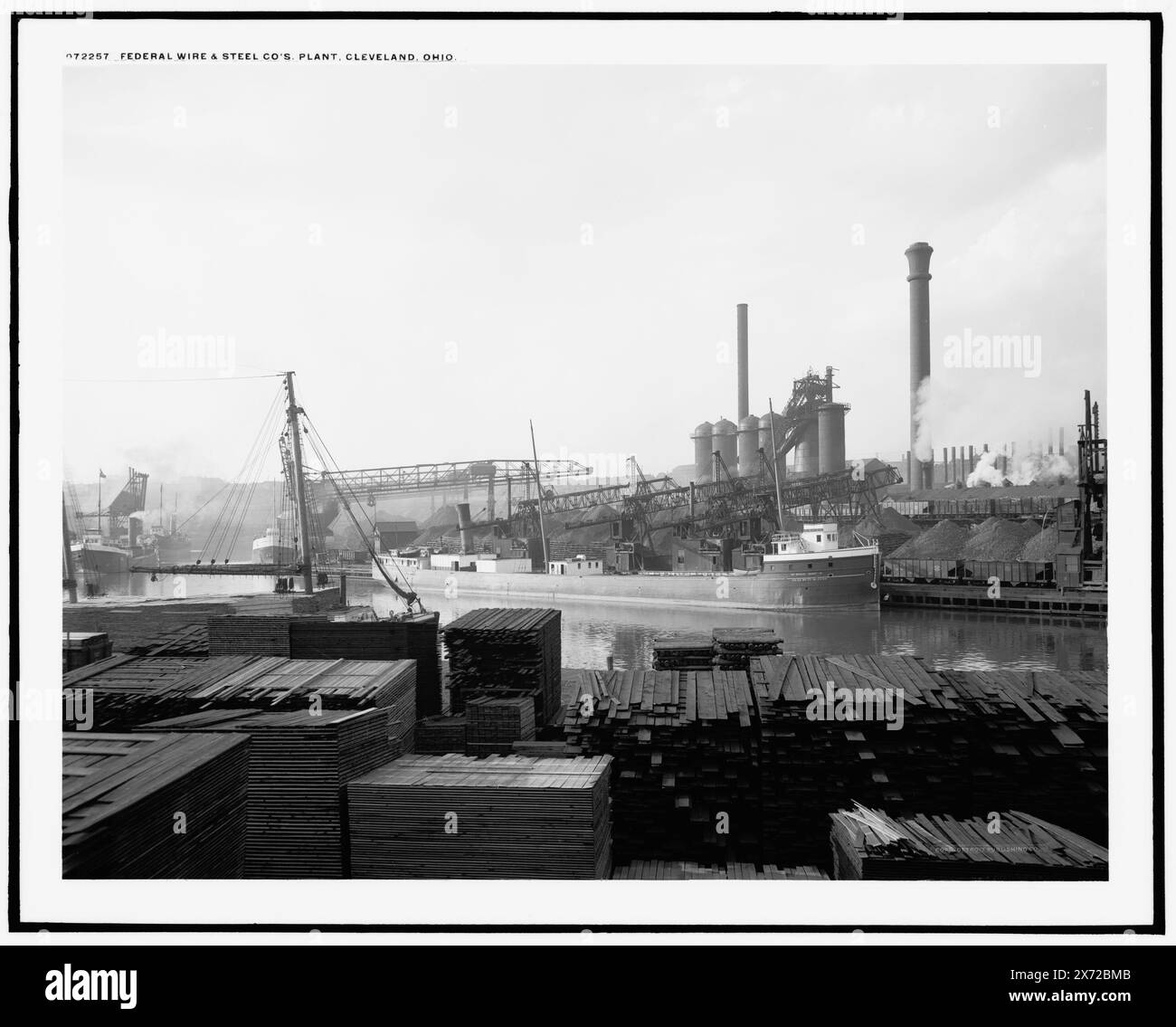 Werk von Federal Wire & Steel Co., Cleveland, Ohio, „American Steel and Wire Company“ für Güterwaggons auf dem Eisenbahnwaggon rechts; „Onoko“ auf dem Schiff., Detroit Publishing Co.-Nr. 072257., Geschenk; State Historical Society of Colorado; 1949, Stahlindustrie. , Holzindustrie. , Frachtschiffe. , Usa, Ohio, Cleveland. Stockfoto