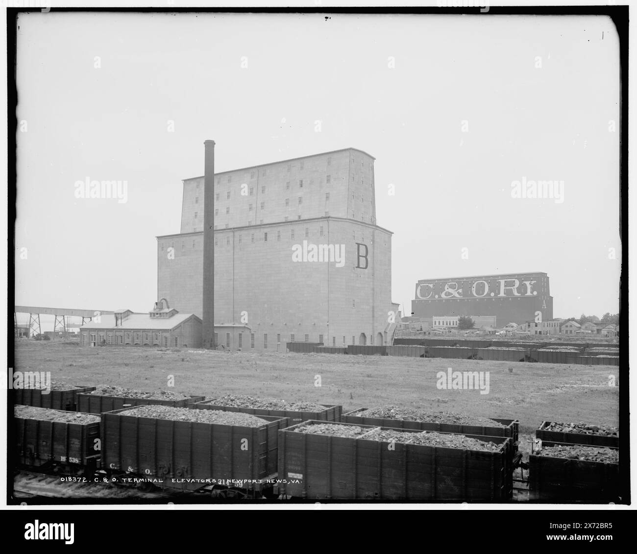 C. & O. Terminal Elevators, Newport News, Virginia, Detroit Publishing Co.-Nr. 018372., Geschenk; State Historical Society of Colorado; 1949, Chesapeake and Ohio Railway Company, Gebäude. , Schiffsterminals. , Eisenbahnwaggons. , Eisenbahnanlagen. , Getreideaufzüge. , Usa, Virginia, Newport News. Stockfoto