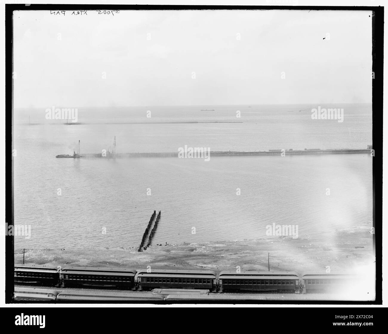 Cleveland, Ohio, Cleveland Harbour, Titel von Jackett, Detroit Publishing Co.-Nr. 037005., Geschenk; State Historical Society of Colorado; 1949, Harbors. , Seen und Teiche. , Eisenbahn. , Usa, Ohio, Cleveland. , Usa, Erie, Lake. Stockfoto