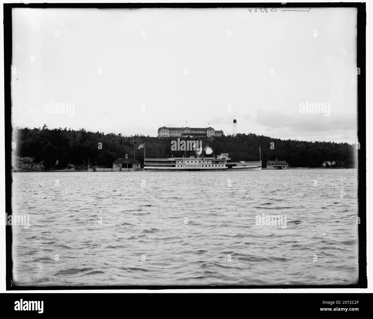 Hotel Champlain vom See, Bluff Point, N.Y., Titel aus Jacke, 'Ticonderoga' auf dem Dampfschiff. g 8524 auf negativ., Detroit Publishing Co.-Nr. 500227., Geschenk; State Historical Society of Colorado; 1949, Resorts. , Hotels. , Seen und Teiche. , Dampfboote. , Usa, New York (Bundesstaat), Bluff Point. , Usa, Champlain, Lake. Stockfoto