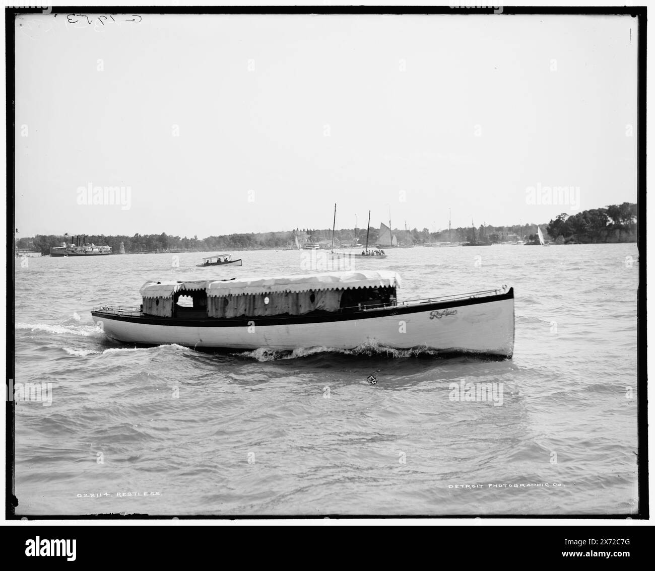 Restless, 'G 1953' auf negativ, Detroit Publishing Co.-Nr. 022114., Geschenk; State Historical Society of Colorado; 1949, Restless (Motorboot), Motorboote. Stockfoto