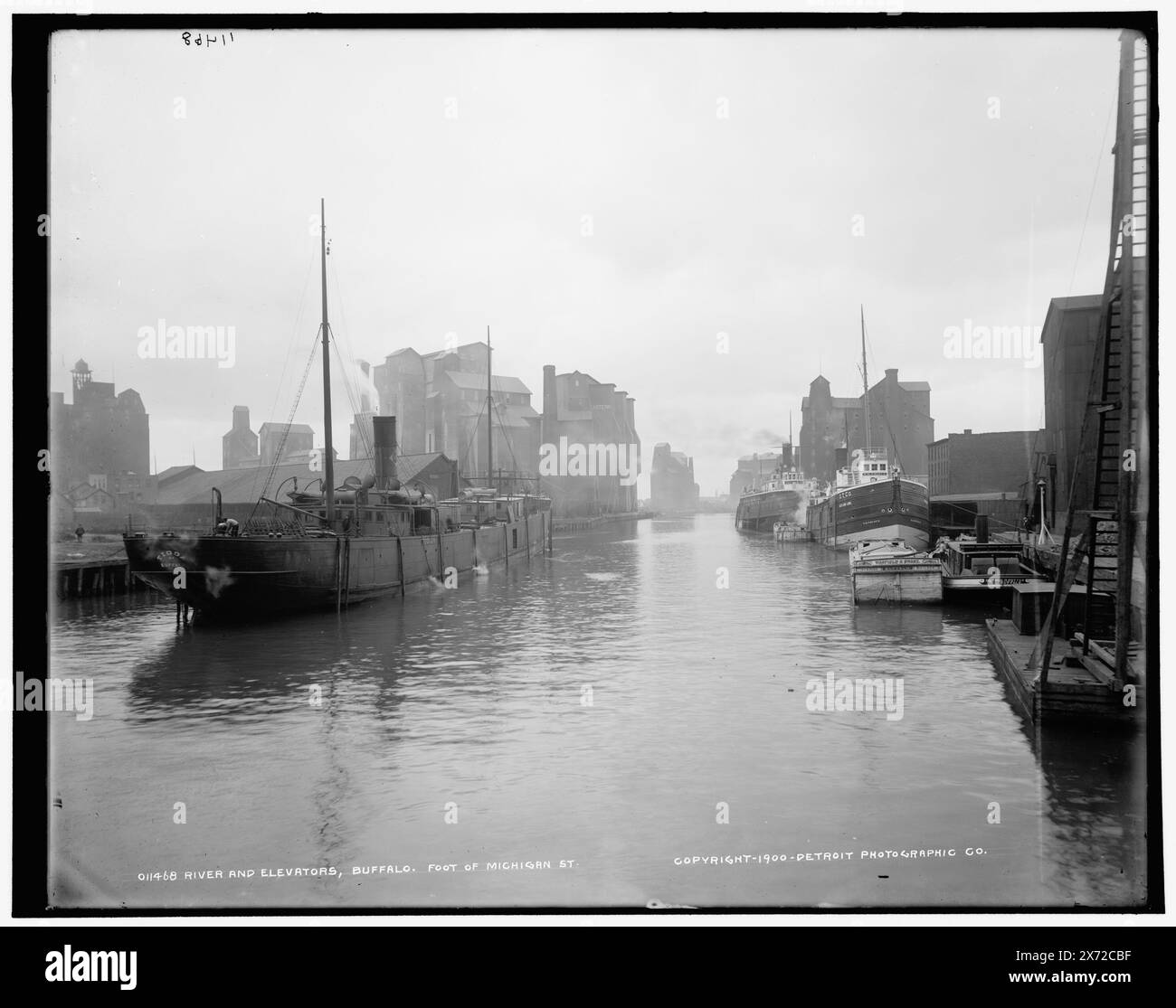Fluss und Fahrstühle, Buffalo, Fuße der Michigan St., Detroit Publishing Co. No. 011468., Geschenk; State Historical Society of Colorado; 1949, Rivers. , Getreideaufzüge. , Usa, New York (Bundesstaat), Buffalo. Stockfoto
