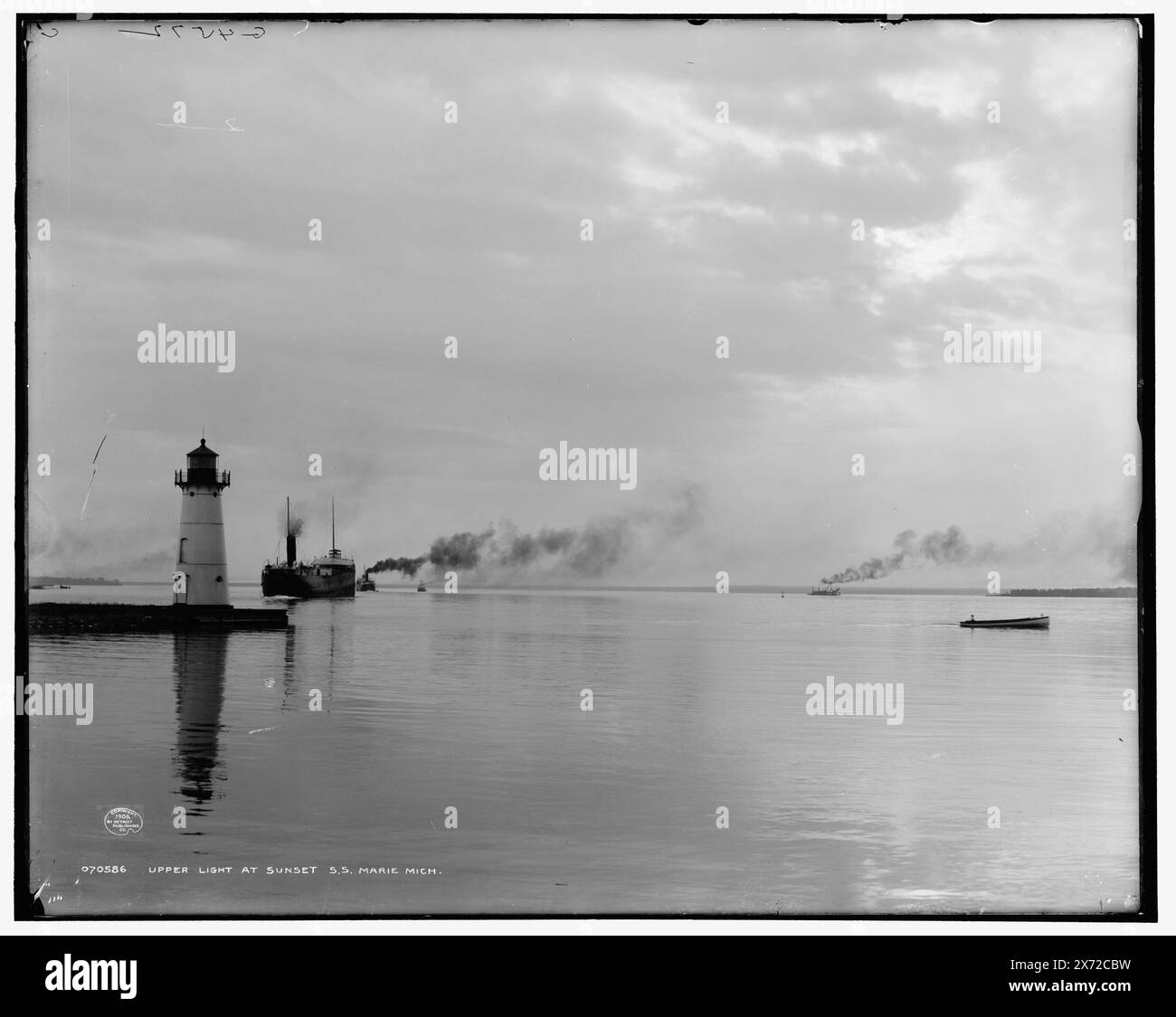 Oberes Licht bei Sonnenuntergang, S. S. Marie, mir., 'G 4572' auf negativ., Detroit Publishing Co.-Nr. 070586., Geschenk; State Historical Society of Colorado; 1949, Rivers. , Leuchttürme. , Sonnenaufgänge und Sonnenuntergänge. , Usa, Michigan, Sault Sainte Marie. Stockfoto