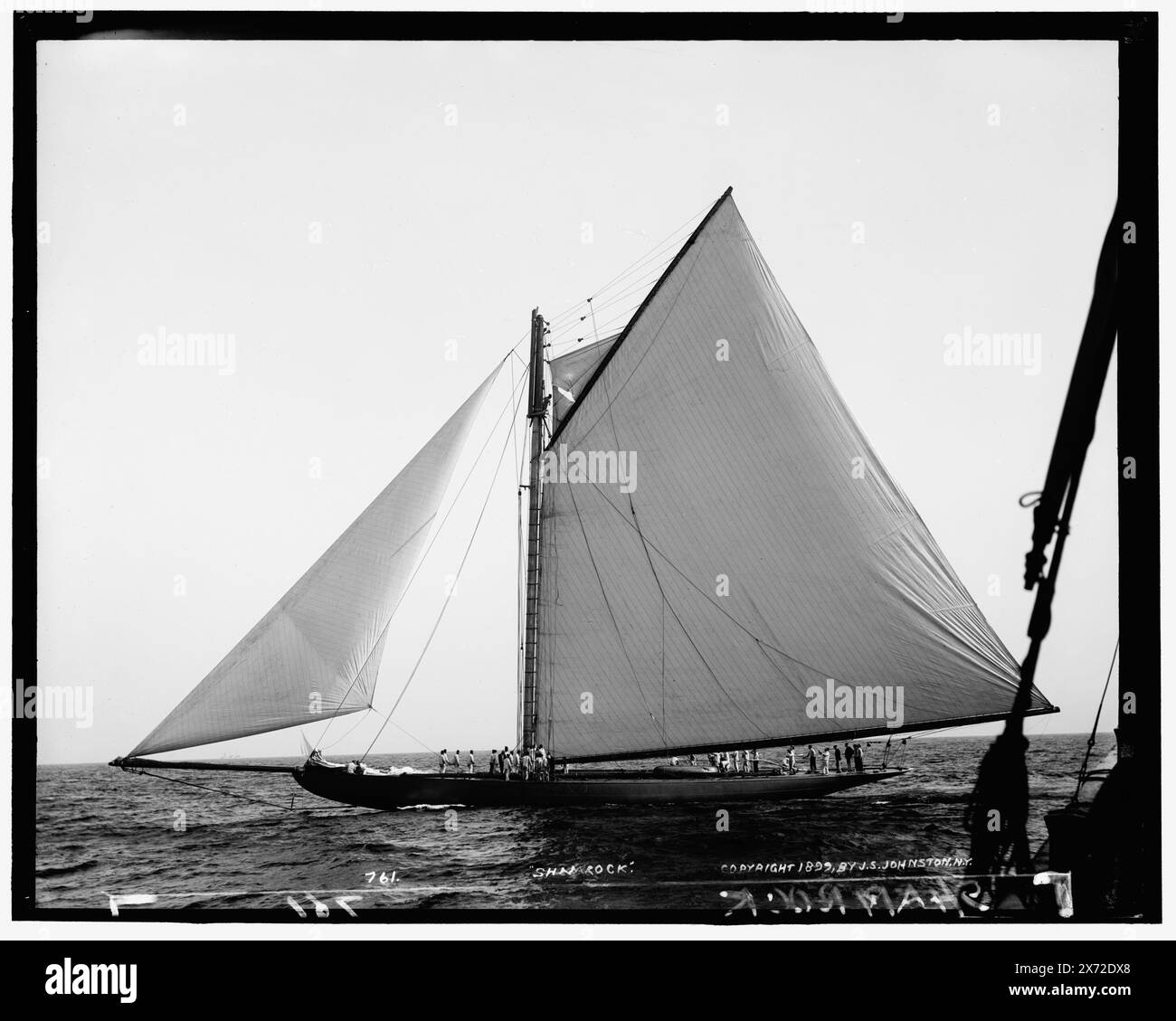 Shamrock, wahrscheinlich America's Cup Races., '761' und 'Johnston' auf negativ. No., No. Detroit Publishing Co. No., Gift; State Historical Society of Colorado; 1949, Shamrock I (Yacht), Yachts. , America's Cup Rennen. , Regattas. Stockfoto