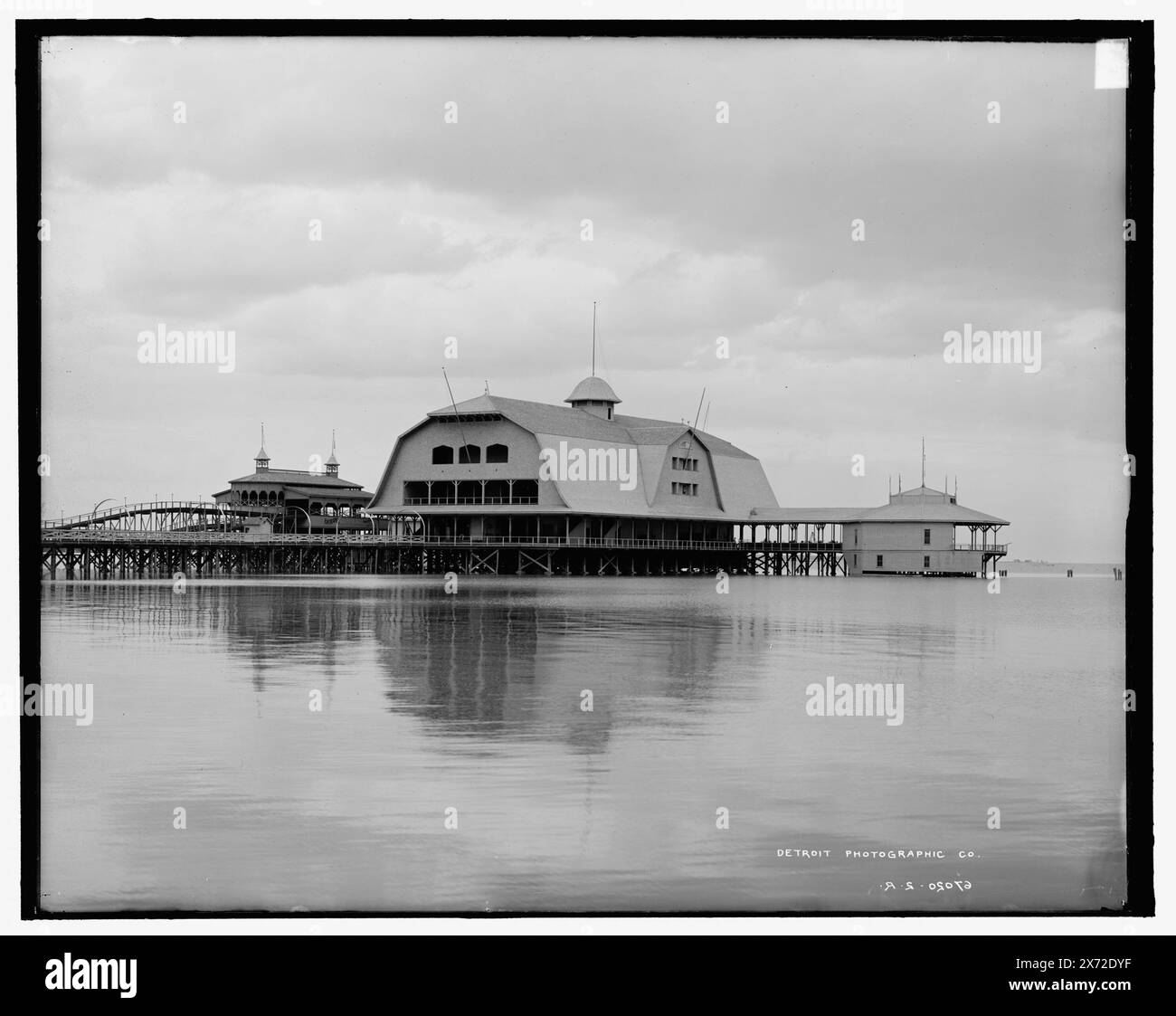 Casino, Toledo Ohio, '2041' auf L negativ; '2042' auf R negativ., Detroit Publishing Co.-Nr. 067020., Geschenk; State Historical Society of Colorado; 1949, Casinos. , Achterbahnen. , Uferpromenade. , Usa, Ohio, Toledo. Stockfoto