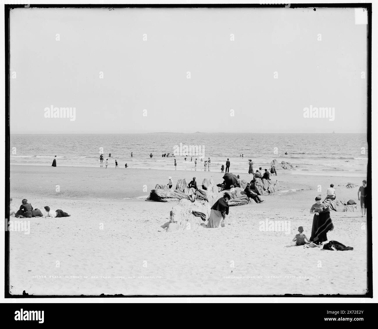 Strand vor dem Sea Foam House, Old Orchard, Me., '2415' auf negativ. Detroit Publishing Co.-Nr. 017978., Geschenk; State Historical Society of Colorado; 1949, Beaches. , Usa, Maine, Old Orchard Beach. Stockfoto