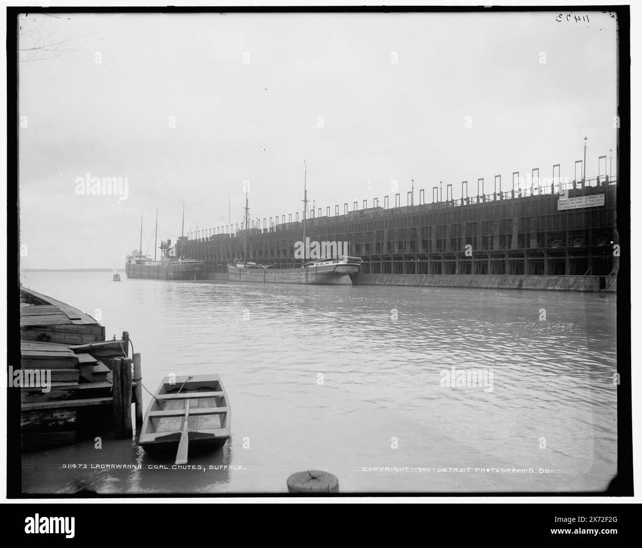 Lackawanna Kohlerutschen, Buffalo, Detroit Publishing Co.-Nr. 011473., Gift; State Historical Society of Colorado; 1949 Delaware, Lackawanna und Western Railroad. , Eisenbahn. , Piers & Kais. , Kohle. , Versand. , Usa, New York (Bundesstaat), Buffalo. Stockfoto