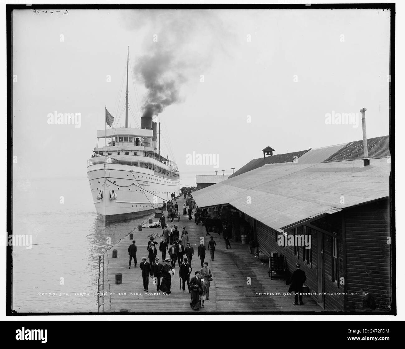 Str. North Land am Dock, Mackinac, 'G 2276' auf negativ, Detroit Publishing Co.-Nr. 018239., Geschenk; State Historical Society of Colorado; 1949, North Land (Dampfschiff), Piers & Wharves. , Passagiere. , Versand. , Usa, Michigan, Mackinac Island. Stockfoto