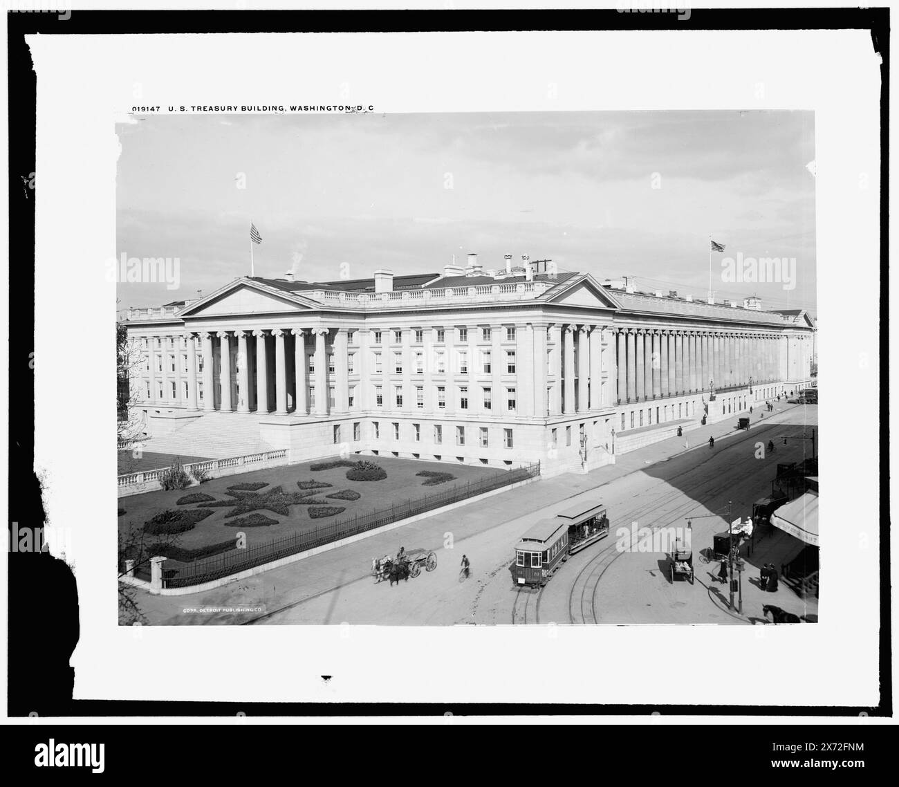U.S. Treasury Building, Washington, D.C., entsprechende Glastransparenz (mit demselben Seriencode) auf Videobildschirm 1A-30543., Detroit Publishing Co.-Nr. 019147., Geschenk; State Historical Society of Colorado; 1949, Treasuries. , Straßenbahnen. , Vereinigte Staaten, District of Columbia, Washington (D.C.) Stockfoto