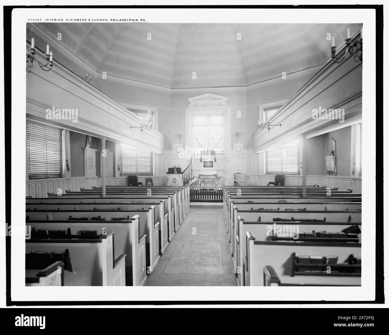 Innenraum, Old Swede's Gloria Dei Church, Philadelphia, Pa., Detroit Publishing Co.-Nr. 070257., Geschenk; State Historical Society of Colorado; 1949, Churches. , Innenräume. , Usa, Pennsylvania, Philadelphia. Stockfoto