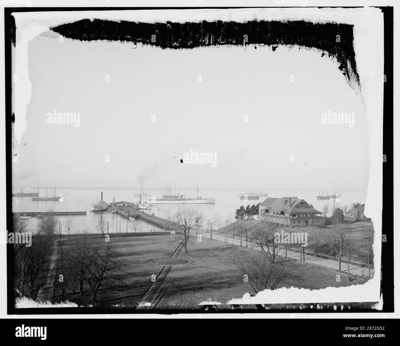 Park and Dock, Newport News, Virginia, Titel von Jackett, Christopher Newport Park. Detroit Publishing Co.-Nr. 034520., Geschenk; State Historical Society of Colorado; 1949, Parks. , Piers & Kais. , Usa, Virginia, Newport News. Stockfoto