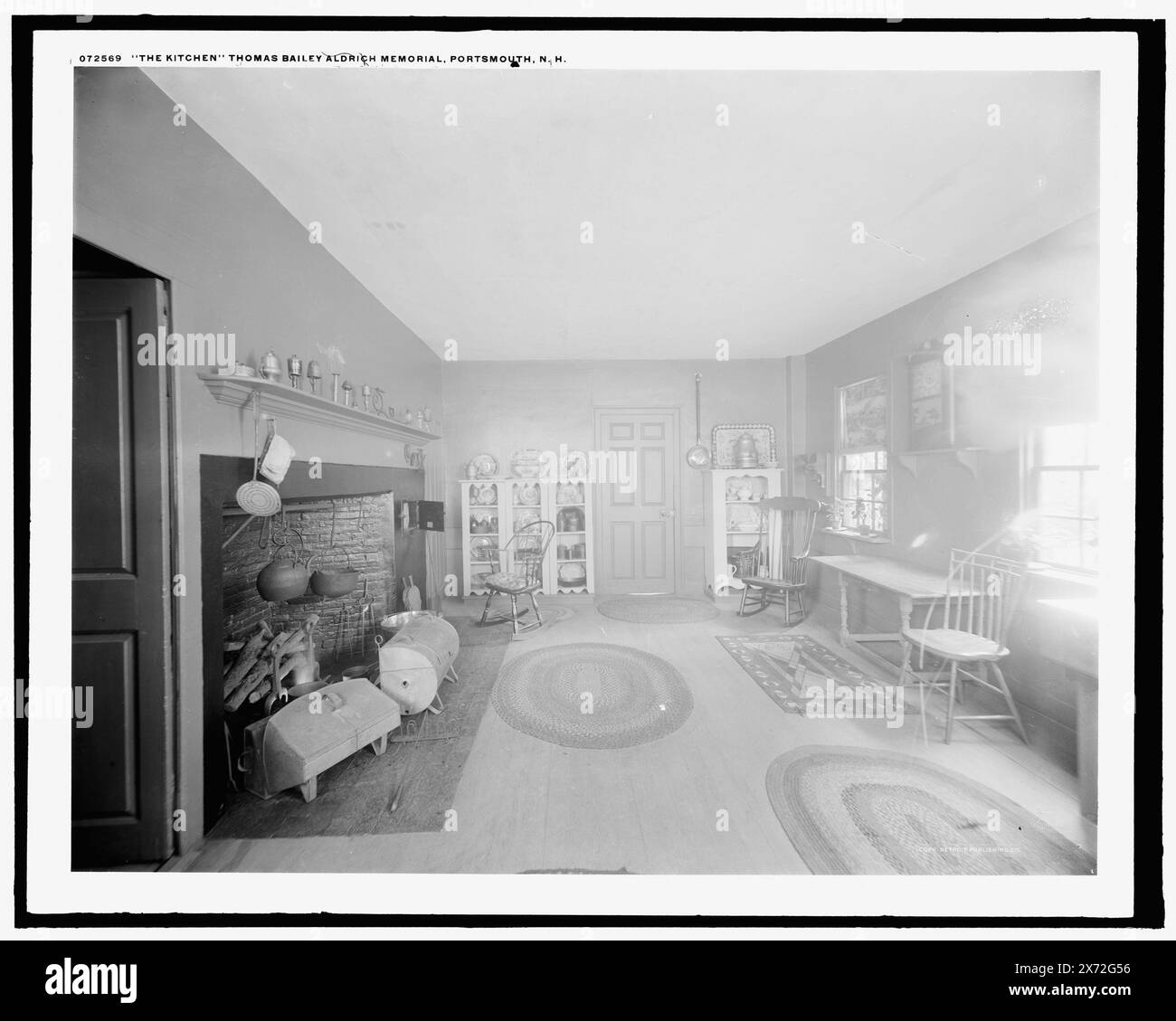 The Kitchen, Thomas Bailey Aldrich Memorial, Portsmouth, N.H., 'G 8749' auf negativ. Mit Reflektorofen am Kamin. Detroit Publishing Co.-Nr. 072569., Gift; State Historical Society of Colorado; 1949, Aldrich, Thomas Bailey, 1836-1907, Häuser und Orte. , Wohnungen. , Küchen. , Kamine. , Usa, New Hampshire, Portsmouth. Stockfoto