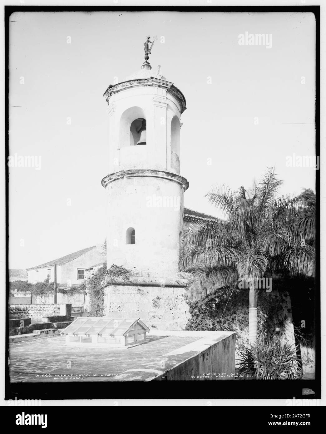 Turm von Cuartel de La Fuerza, Havanna, Kuba, Bronzestuppe auf Turm: La Giraldilla de la Habana., '53' auf negativ., Detroit Publishing Co.-Nr. 017666., Geschenk; State Historical Society of Colorado; 1949, Castillo de la Fuerza (Havanna, Kuba), Towers. Kuba, Havanna. Stockfoto