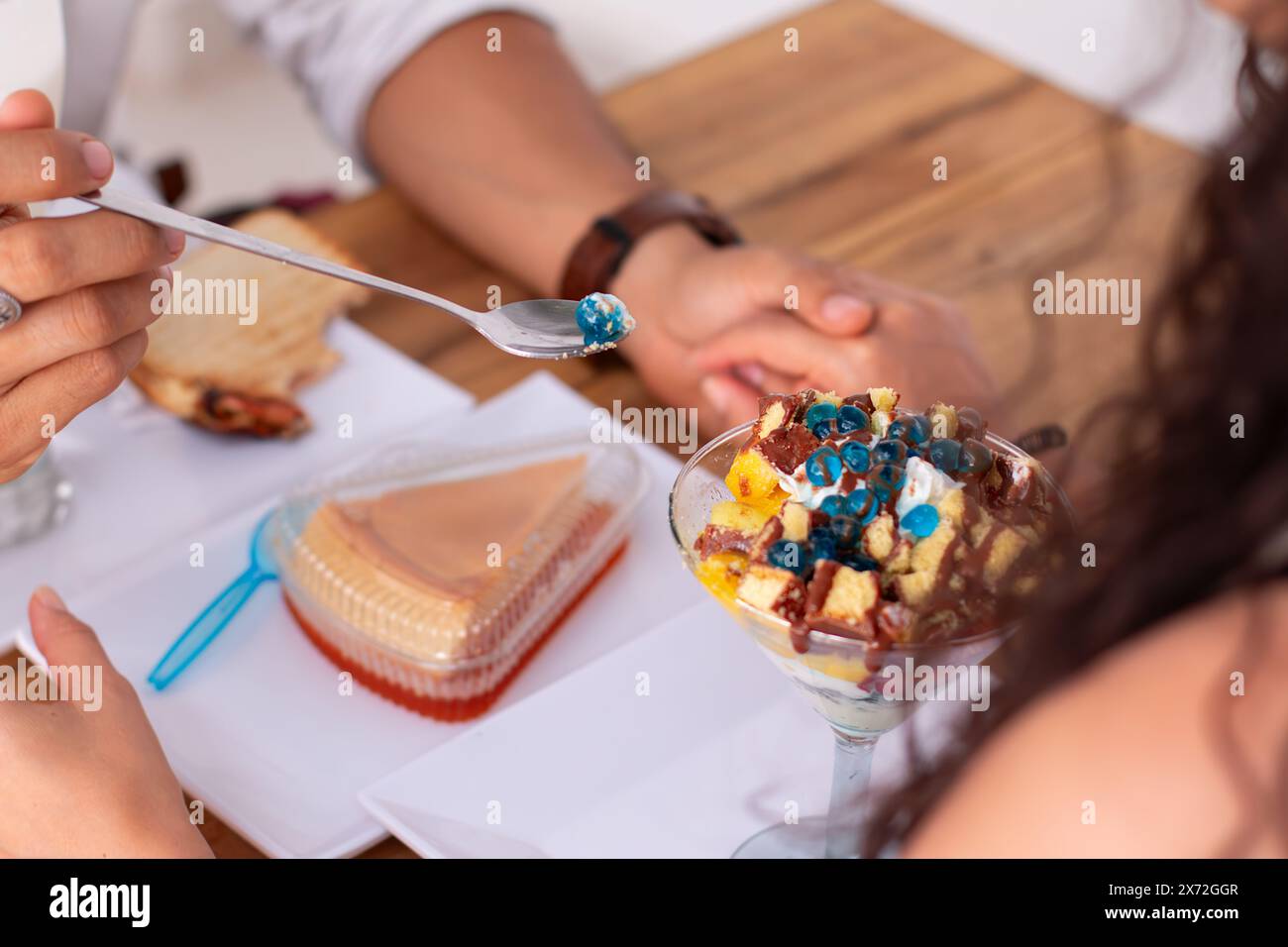 Lifestyle: Nahaufnahme von Löffel und Dessert bei einem Paar-Date Stockfoto