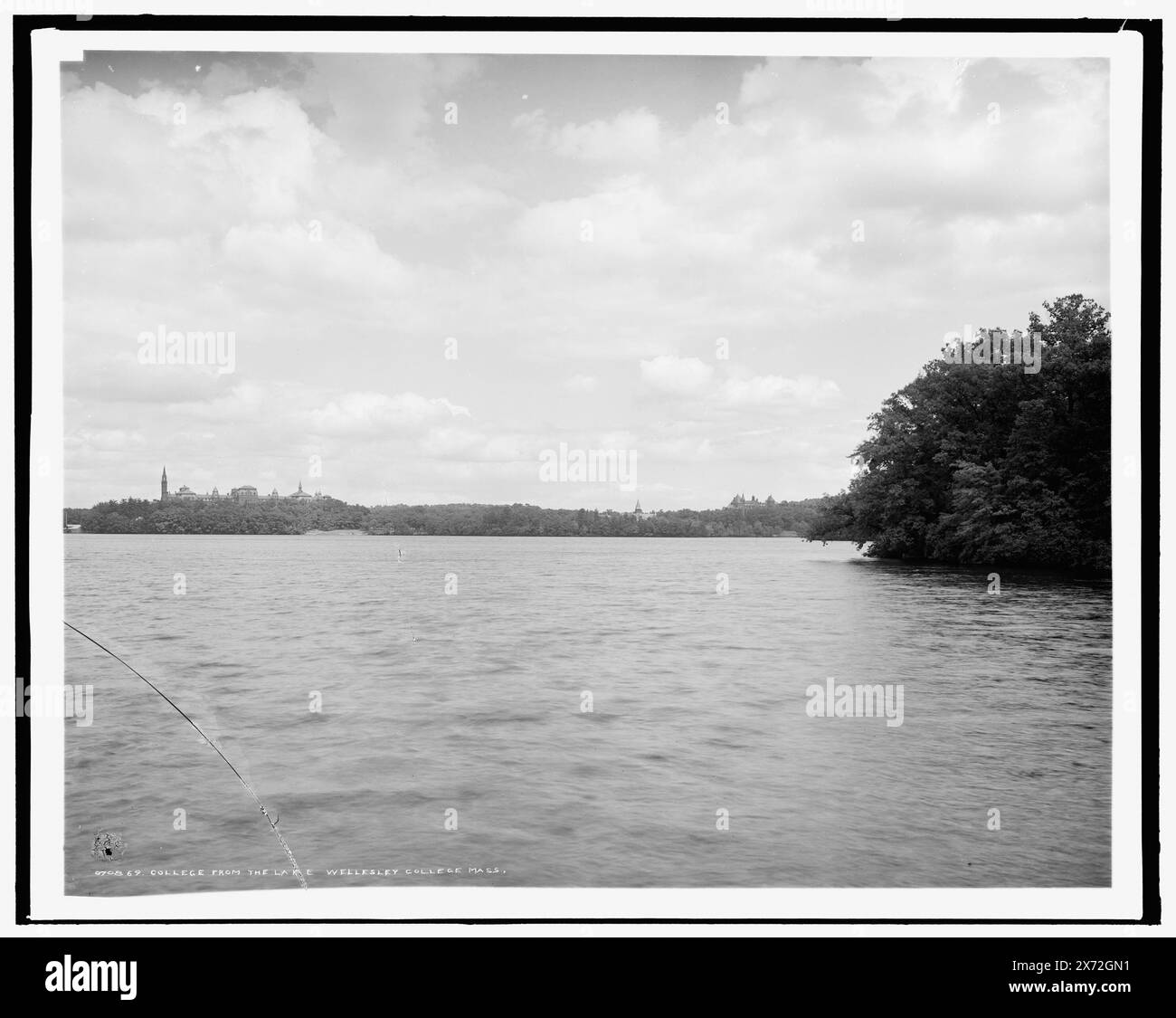 College vom See, Wellesley College, Mass., negativ gebrochen und auf zweite Glasplatte geklebt. Detroit Publishing Co.-Nr. 070869., Geschenk; State Historical Society of Colorado; 1949, Universities & Colleges. , Seen und Teiche. , Usa, Massachusetts, Wellesley. Stockfoto