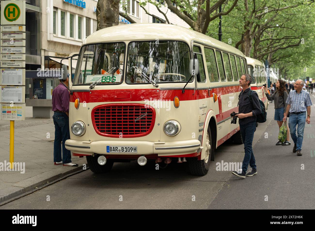 BERLIN - 04. MAI 2024: Der Stadtbus, Luxusversion des Skoda 706 RTO KAR und polnischer Pkw-Anhänger Jelcz P-01E. Classic Days Berlin 2024. Stockfoto