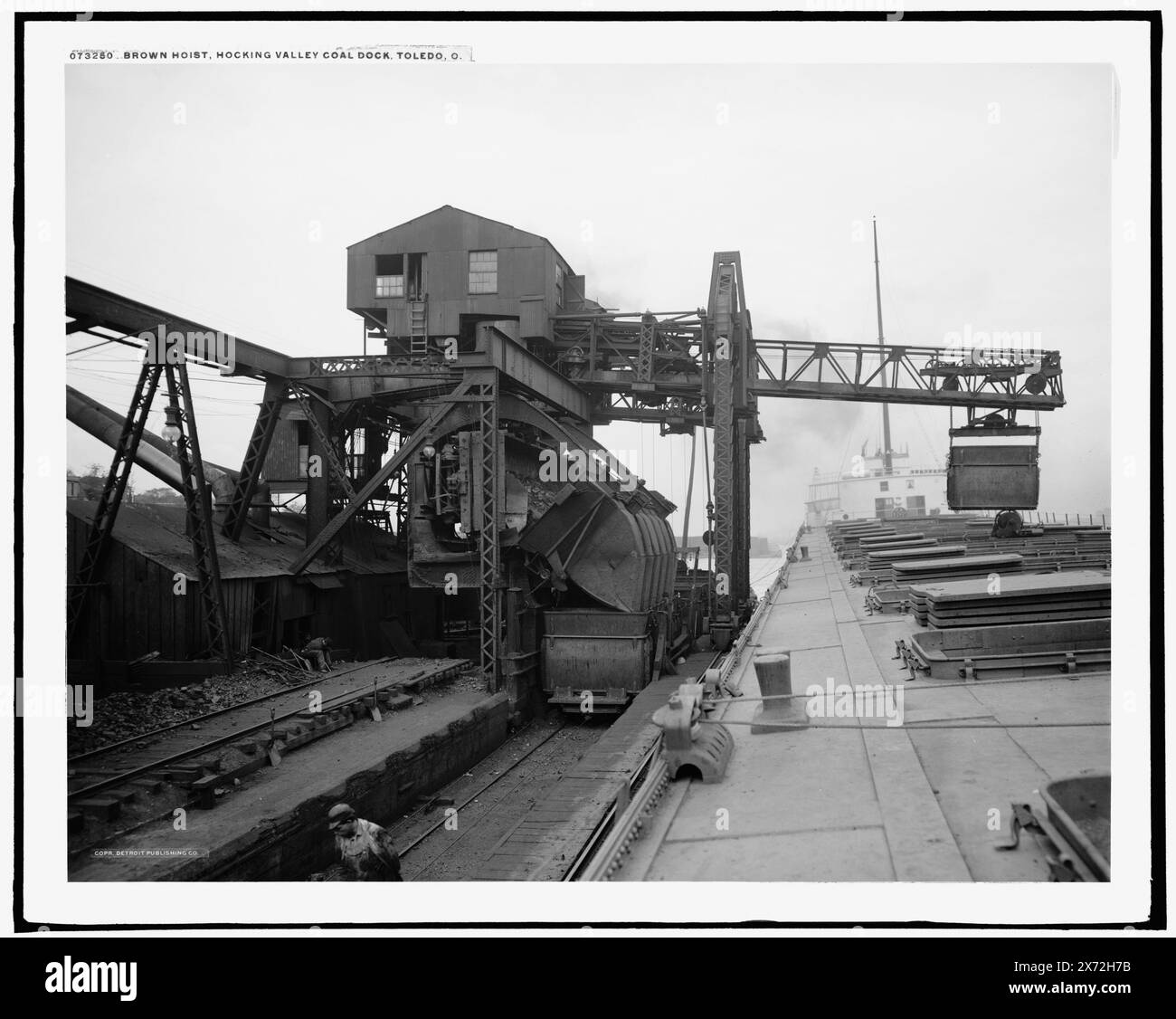 Brown Hoist, Hocking Valley Coal Dock, Toledo, Ohio, Detroit Publishing Co.-Nr. 073250., Geschenk; State Historical Society of Colorado; 1949, Hebemaschinen. , Kohle. , Piers & Kais. , Usa, Ohio, Toledo. Stockfoto