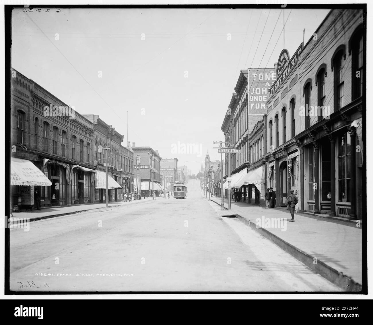 Front Street, Marquette, mich., entsprechende Glastransparenz (mit demselben Serien-Code) verfügbar auf Videobildschirm 1A-30274., 'G 2230' auf negativ., Detroit Publishing Co.-Nr. 018241., Geschenk; State Historical Society of Colorado; 1949, Streets. , Kommerzielle Einrichtungen. , Usa, Michigan, Marquette. Stockfoto
