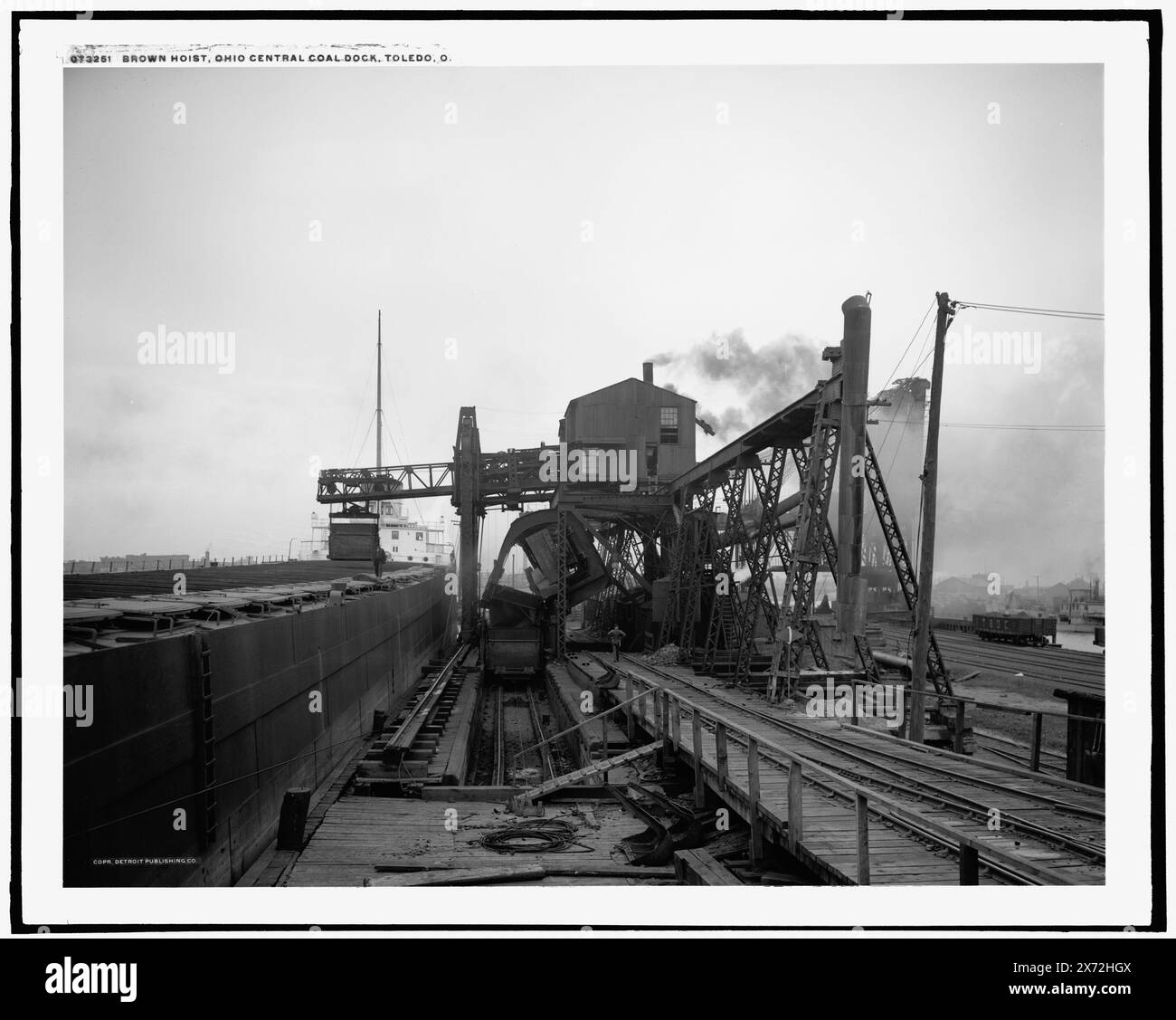 Brown Hoist, Ohio Central Coal Dock, Toledo, Ohio, Detroit Publishing Co.-Nr. 073251., Geschenk; State Historical Society of Colorado; 1949, Hebemaschinen. , Kohle. , Piers & Kais. , Usa, Ohio, Toledo. Stockfoto