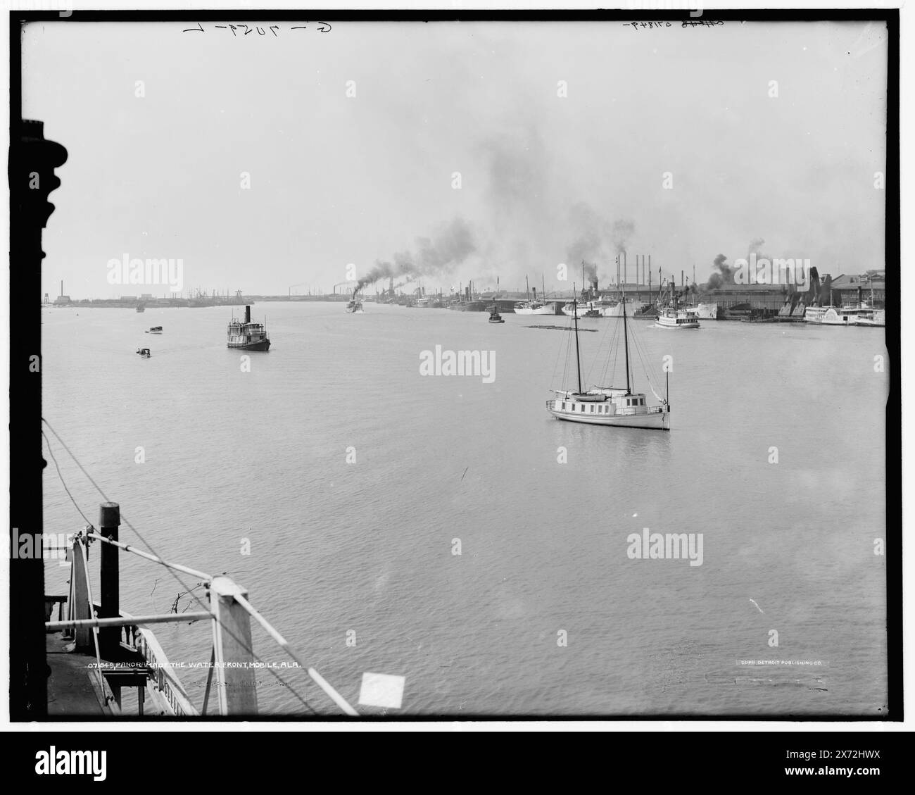 Panorama of the Water Front, Mobile, Ala., linker Teil eines größeren Panoramas; andere Abschnitte nicht in Sammlung., 'G 7059-L' auf negativ., Detroit Publishing Co.-Nr. 071849., Geschenk; State Historical Society of Colorado; 1949, Waterfronts. , Usa, Alabama, Mobile. Stockfoto
