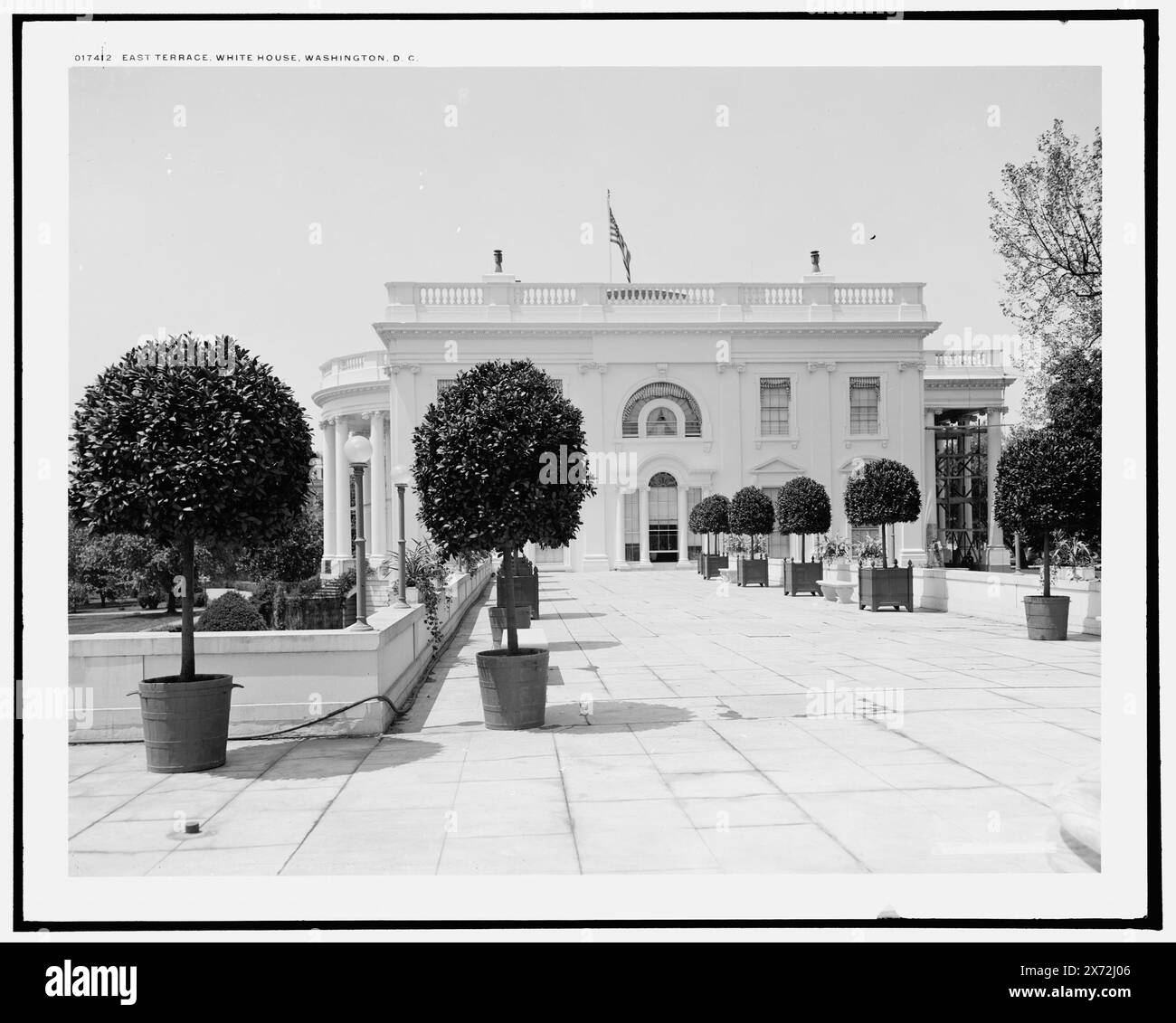 East Terrace, Weißes Haus, Washington, D.C., Detroit Publishing Co.-Nr. 017412., Geschenk; State Historical Society of Colorado; 1949, Weißes Haus (Washington, D.C.), offizielle Wohnsitze. , Terrassen. , Vereinigte Staaten, District of Columbia, Washington (D.C.) Stockfoto