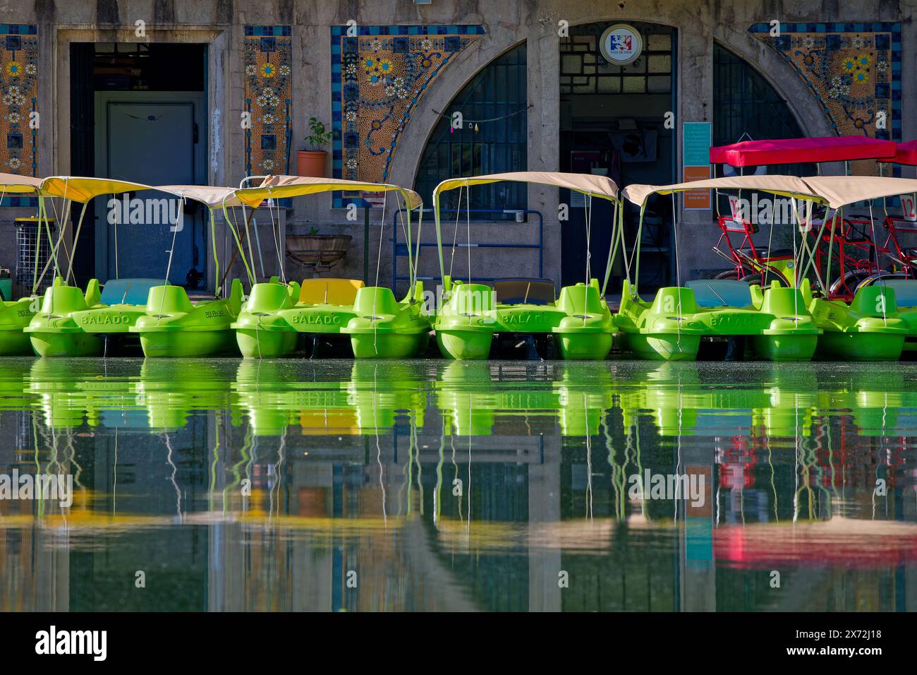 LYON, FRANKREICH, 16. Mai 2024 : kleine Tretboote zum Mieten auf dem See des Stadtparks im Stadtzentrum von lyon Stockfoto