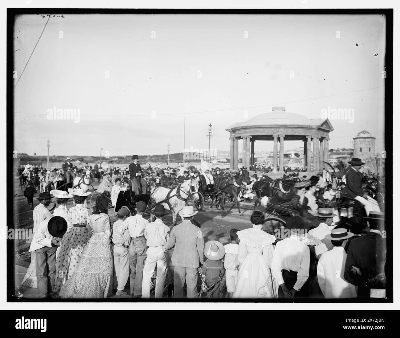 Auf dem Malecon, Havanna, Kuba, Titel aus Jacke, nahe La Punta; Castle of El Morro im Hintergrund., '259' auf negativ. Detroit Publishing Co. No. 30875., Geschenk; State Historical Society of Colorado; 1949, Menschenmassen. , Kutschen & Reisebusse. , Stadtleben und Stadtleben. Kuba, Havanna. Stockfoto