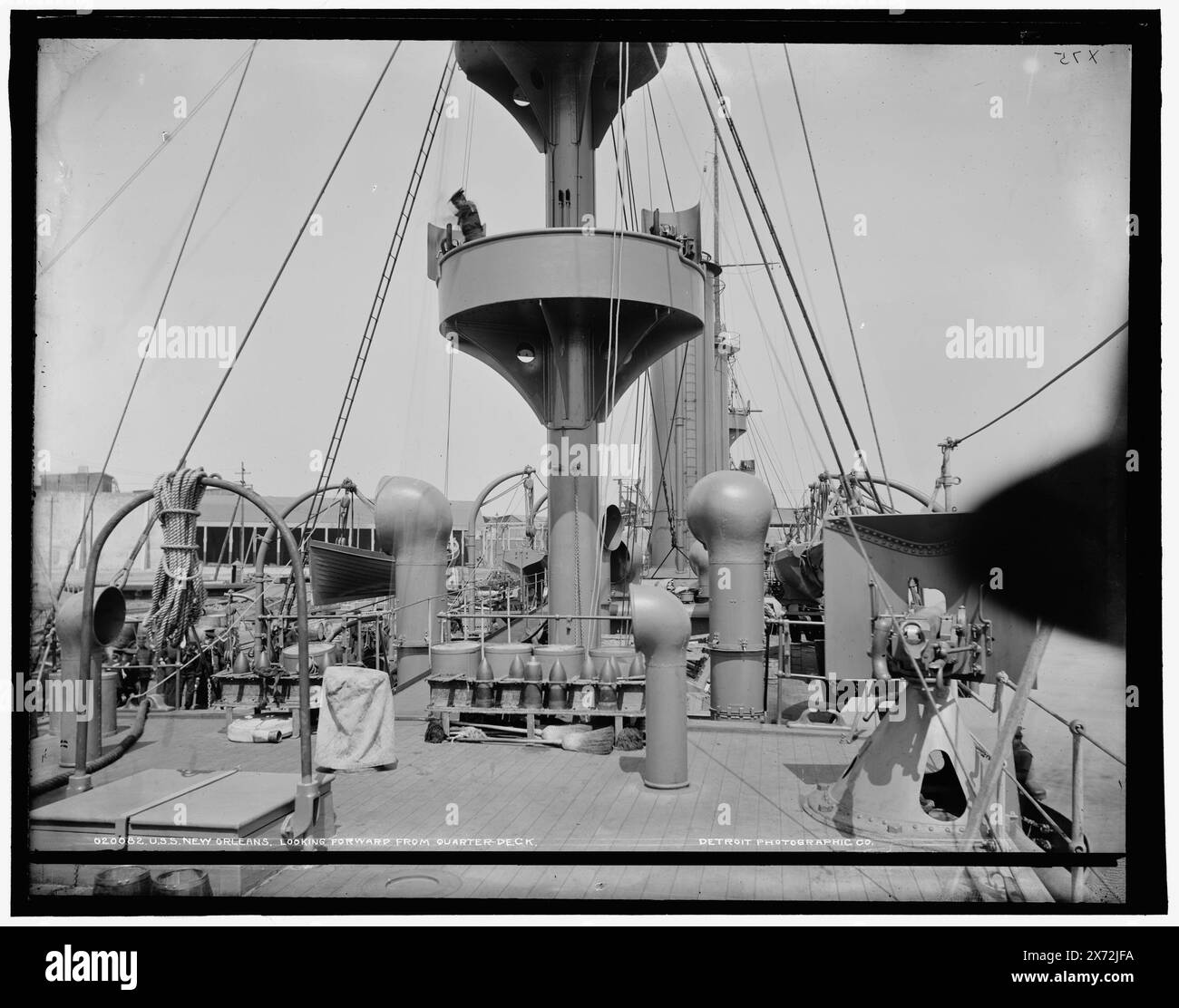 US-amerikanische New Orleans, ich schaue vom Vierteldeck aus, negativ steht im Fokus. 'X 75' auf negativ. Detroit Publishing Co.-Nr. 020082., Geschenk; State Historical Society of Colorado; 1949, United States., Navy. , New Orleans (Kreuzer), Kreuzer (Kriegsschiffe), Amerikaner. Stockfoto