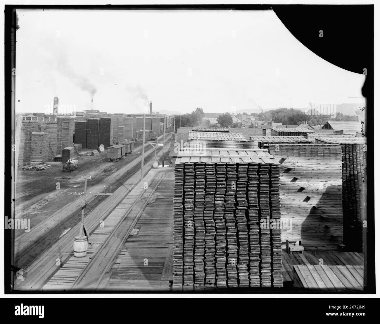 Winona, ein Sägewerk, Videobilder sind nicht sequenziell; die tatsächliche Reihenfolge von links nach rechts ist 1A-05920, 04026, 05919, 05918, 05917, 05916., '4512' on negative D4-10049., Date Based on Detroit, Catalogue F (1899)., Detroit Publishing Co. Nrn. 010049 and 04512., Gift; State Historical Society of Colorado; 1949, Lumber Industry. , Industrieanlagen. , Usa, Minnesota, Winona. Stockfoto