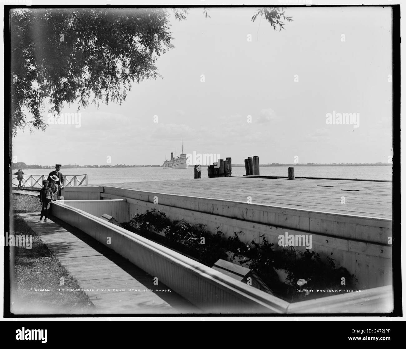 Auf dem St. Clair River von Star Isl'd D. h. Island House, Date based on Detroit, Catalogue J (1901)., Detroit Publishing Co.-Nr. 012266., Geschenk; State Historical Society of Colorado; 1949, Cargo Ships. , Piers & Kais. , Usa, Michigan, Saint Clair Flats. , Usa, Michigan, Saint Clair River. Stockfoto