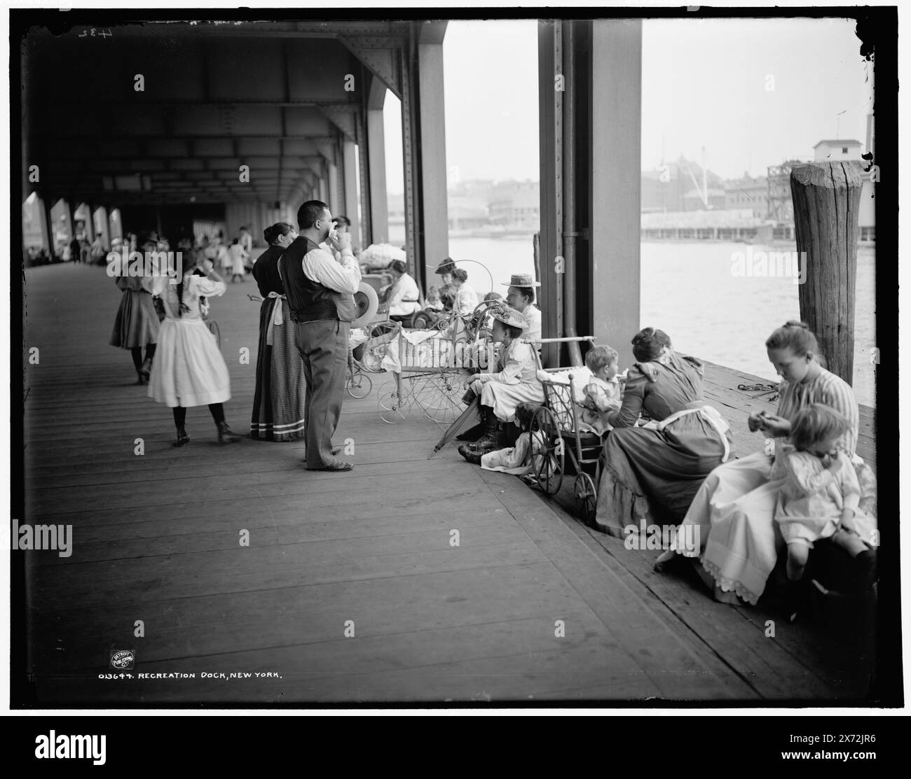 Recreation Dock, New York, Date based on Detroit, Catalogue J Supplement (1901-1906)., 'Byron N.Y.' und '11432' on negative., Detroit Publishing Co.-Nr. 013644., Geschenk; State Historical Society of Colorado; 1949, Amusement Piers. , Usa, New York (Bundesstaat), New York. Stockfoto
