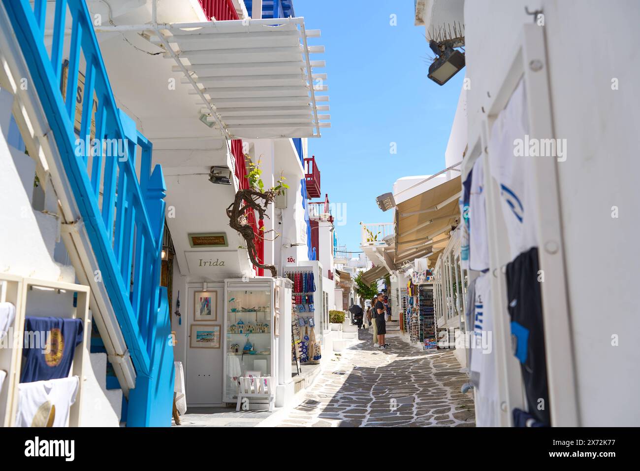Mykonos, Griechenland - 7. Mai 2024: Themenbildurlaub auf der Insel Mykonos in Griechenland. Typisch weiße Häuser mit blauen Türen und Rollläden *** Themenbild Urlaub auf der Insel Mykonos in Griechenland. Typische weiße Häuser mit blauen Türen und Fensterläden Stockfoto