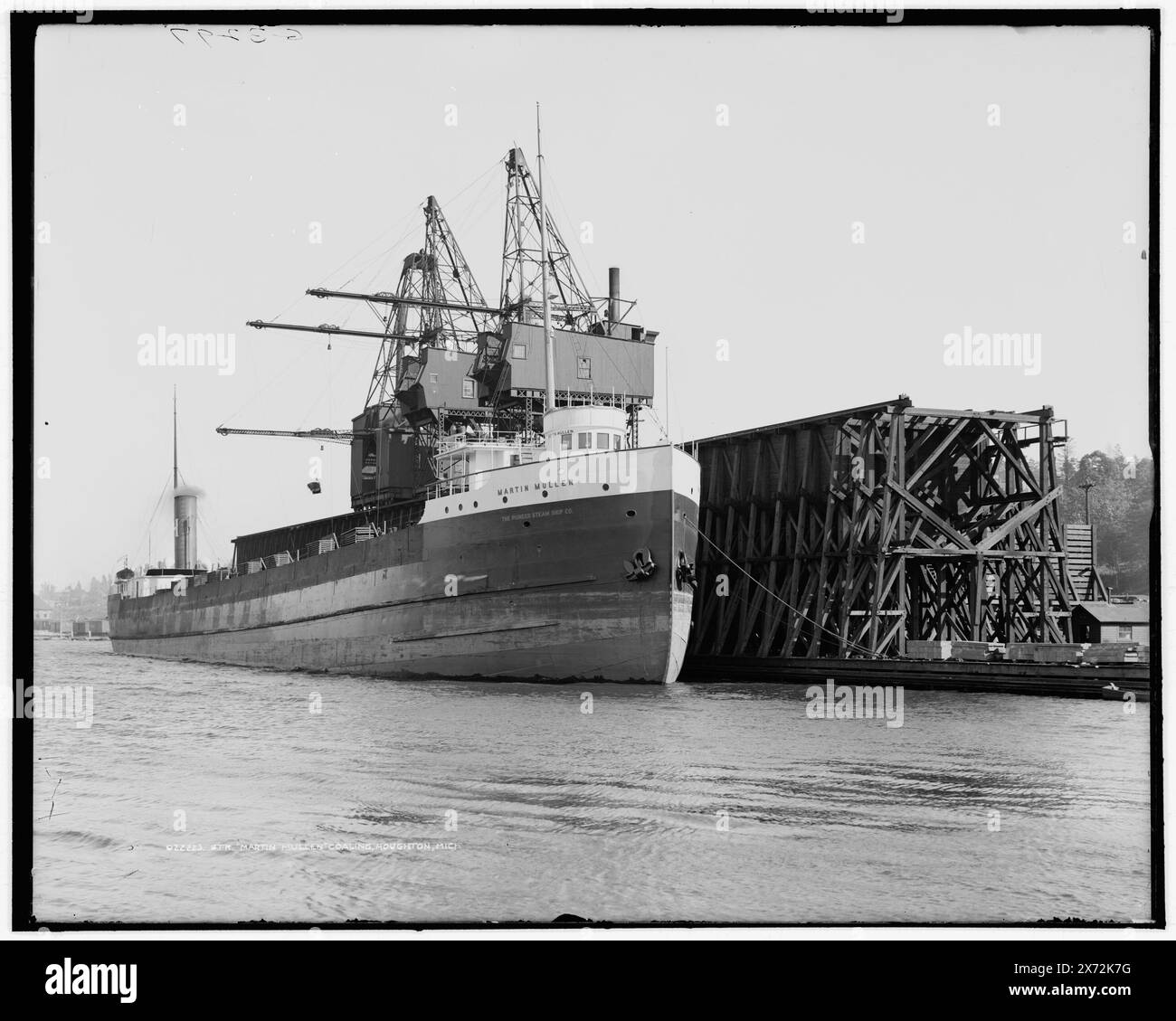 Str. Martin Mullen, Pioneer Steam Ship Co., Coaling, Houghton, mich., 'G 3297' auf negativ., Detroit Publishing Co.-Nr. 022223., Geschenk; State Historical Society of Colorado; 1949, Martin Mullen (Frachter), Frachtschiffe. , Kohle. , Versand. , Hebemaschinen. , Usa, Michigan, Houghton. Stockfoto