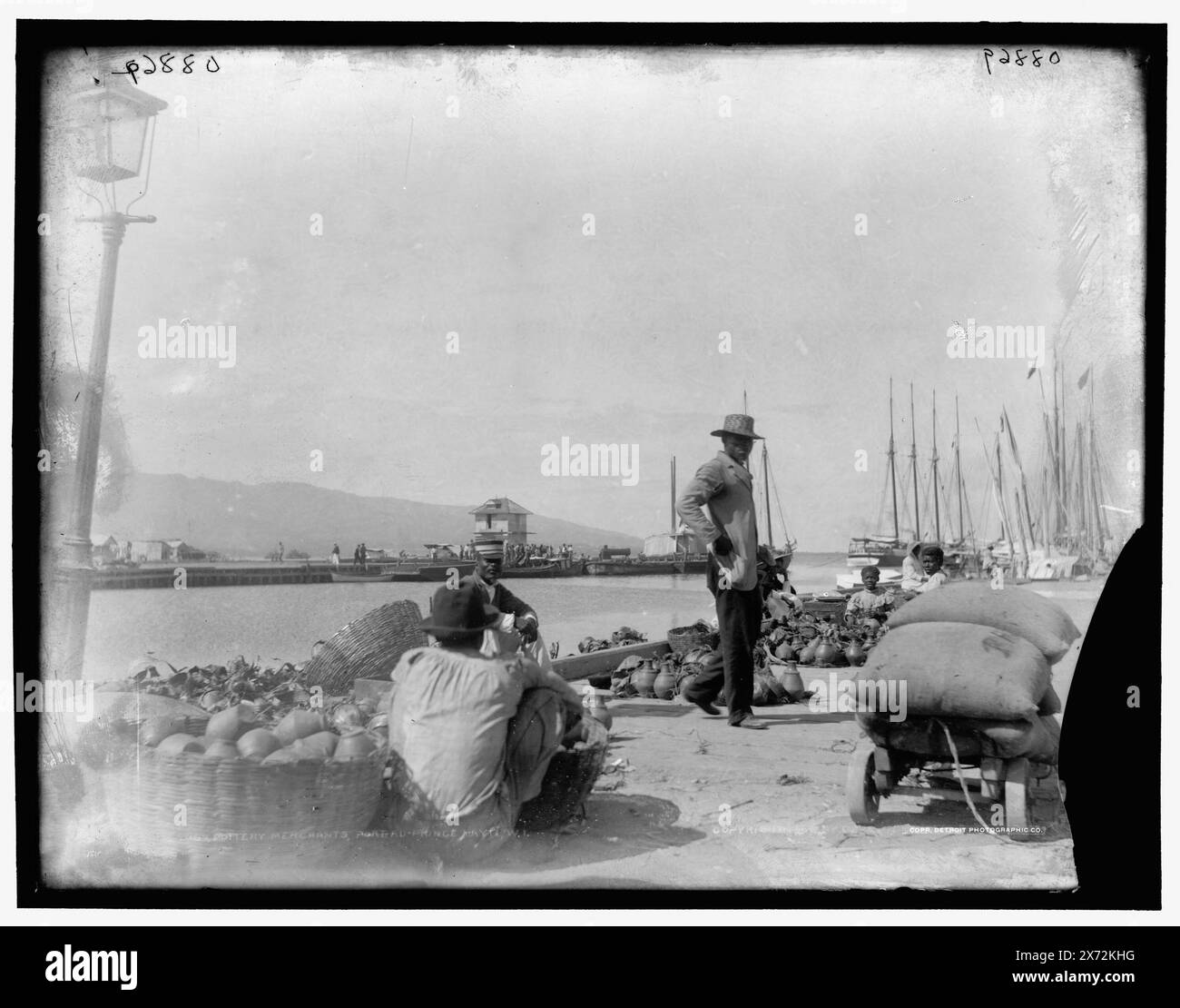 Pottery Merchants, Port-au-Prince, Hayti, W.I., Detroit Publishing Co.-Nr. 08869., Geschenk; State Historical Society of Colorado; 1949, Pottery. , Märkte. , Peddlers. , Haiti, Port-au-Prince. Stockfoto