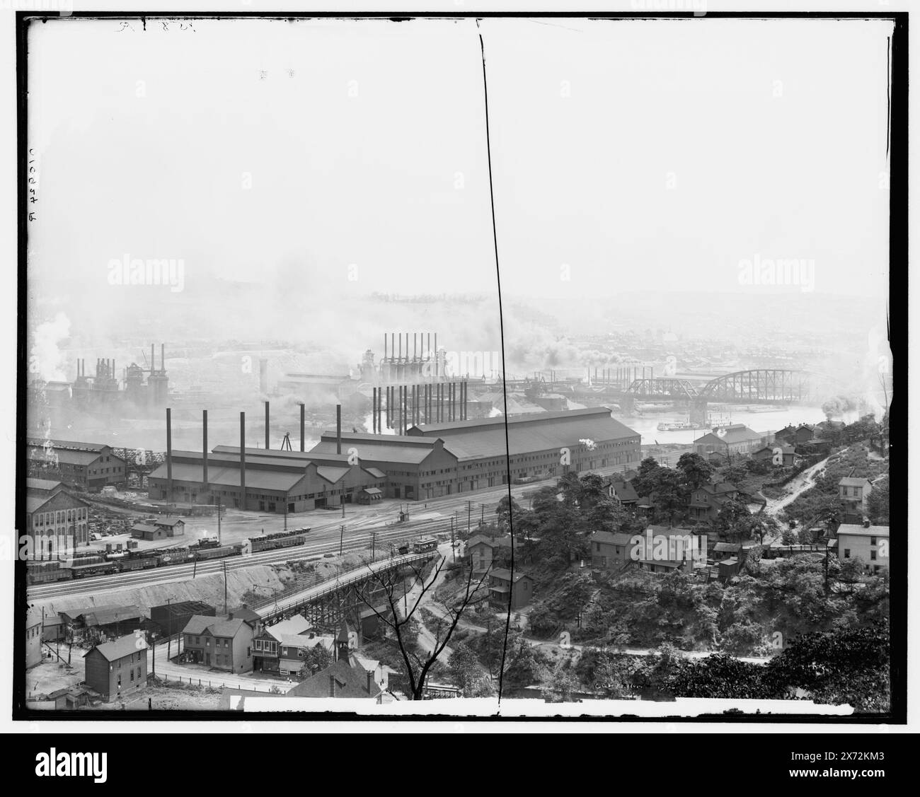 Carnegie Steel Plant, Homestead, Pa., von links nach rechts Videodisc-Sequenz ist Bilder 1A-06940, 06939, 06938, 06937, 06936. rechter Mittelnegativer gebrochen und mit Klebeband an zweiter Glasscheibe befestigt; rechter Minus in zwei Teilen gerissen., „G 2954“, „G 2955“, „G 2956“ auf der linken Mitte bzw. „Mitte“. Detroit Publishing Co.-Nr. 010924., Gift; State Historical Society of Colorado; 1949, United States Steel Corporation. , Stahlindustrie. , Usa, Pennsylvania, Homestead. Stockfoto