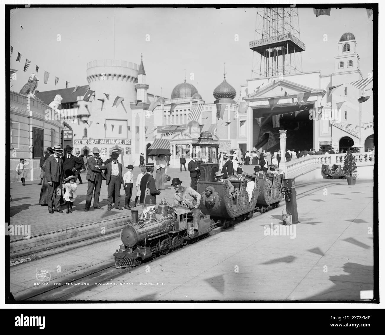The Miniature Railway, Coney Island, N.Y., Sign on Tower: See the Great Baltimore Fire., '451' auf negative. Detroit Publishing Co. No. 018312., Geschenk; State Historical Society of Colorado; 1949, Miniature Railroads. , Vergnügungsparks. , Usa, New York (Bundesstaat), New York. Stockfoto