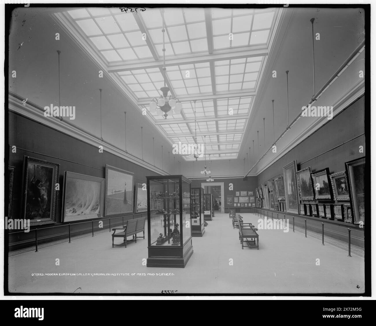 Moderne europäische Galerie, Brooklyn Institute of Arts and Sciences Brooklyn Museum, 'G 7548' auf negative., Detroit Publishing Co. No. 071993., Geschenk; State Historical Society of Colorado; 1949, Galerien & Museen. , Innenräume. , Skylights. , Gemälde. , Usa, New York (Bundesstaat), New York. Stockfoto