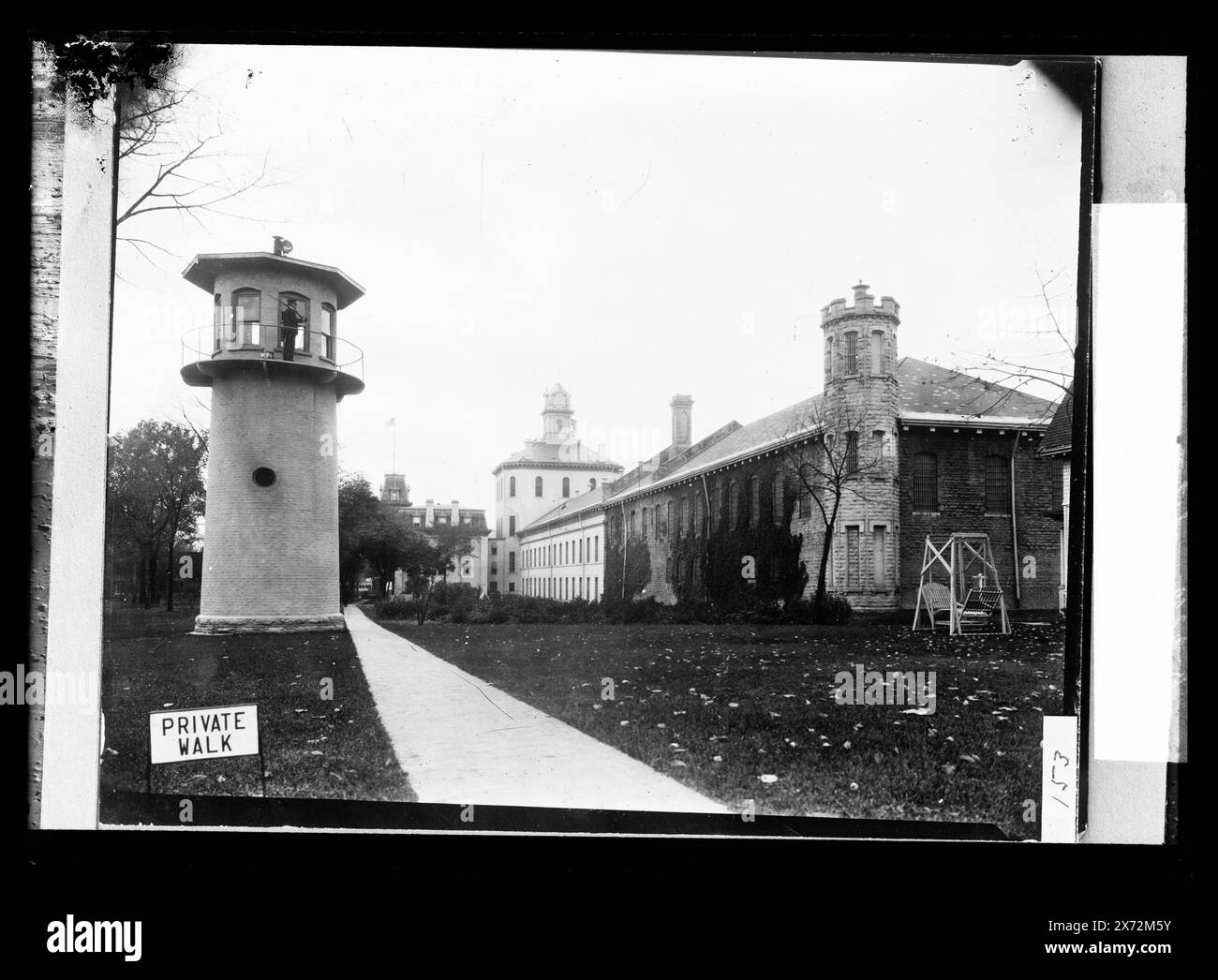 State Prison (außen), Jackson, Michigan, 'Private Walk' auf dem Schild, 'B.E. 153' und 'Set V' auf dem Etikett. Detroit Publishing Co.-Nr. K 2200 B., Geschenk; State Historical Society of Colorado; 1949, Wachtürme. , Gefängnisse. , Usa, Michigan, Jackson. Stockfoto