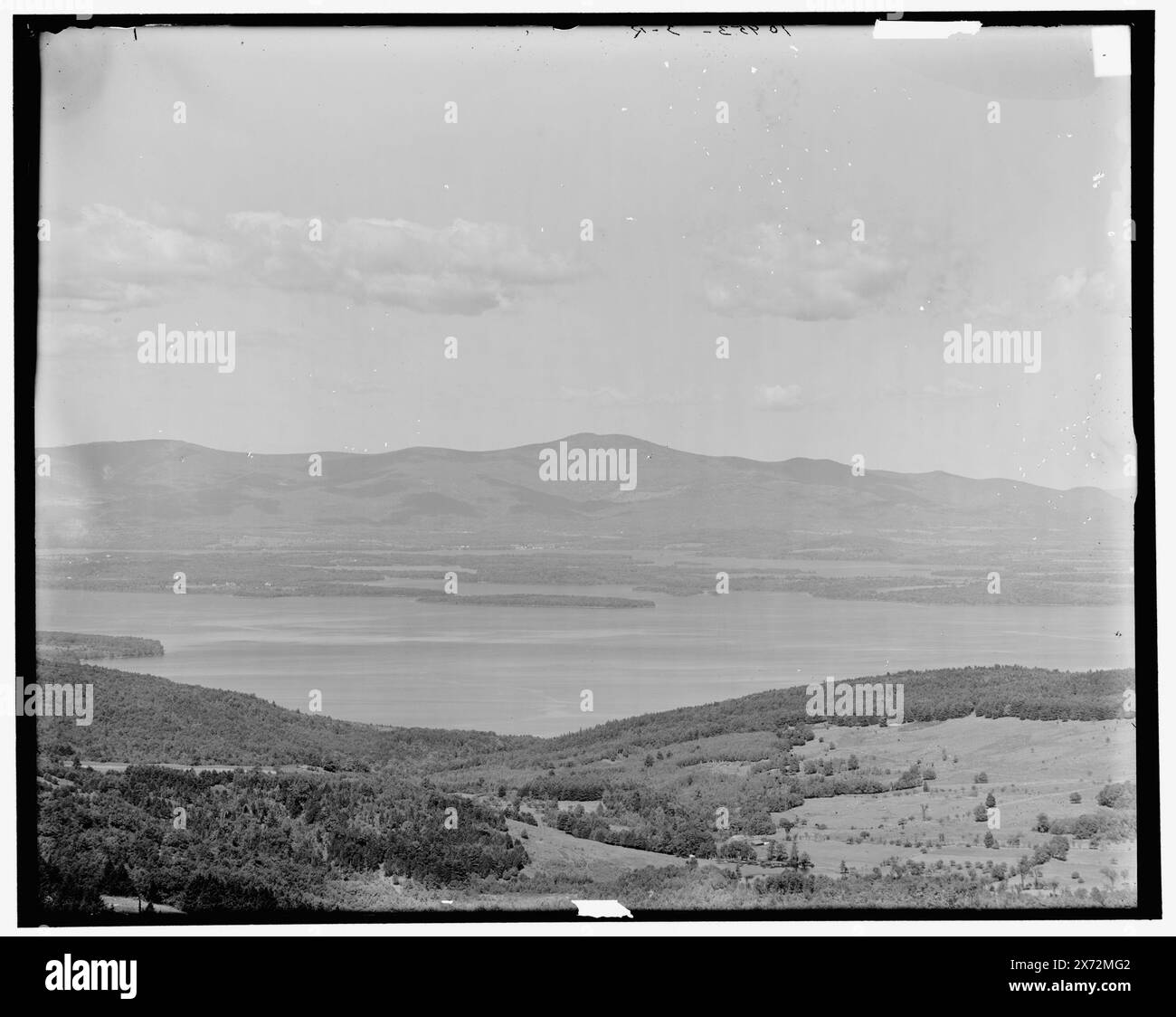 Panorama vom Mt. Belknap, Lake Winnipesaukee, N.H., Videobilder sind nicht sequenziell; die tatsächliche Reihenfolge von links nach rechts ist 1A-06982, 06981, 06980., '3037 A', '3039 B' auf linken und rechten Negativen., Detroit Publishing Co.-Nr. 010953., Gift; State Historical Society of Colorado; 1949, Lakes & Ponds. , Berge. , Usa, New Hampshire, Winnipesaukee, Lake. Stockfoto