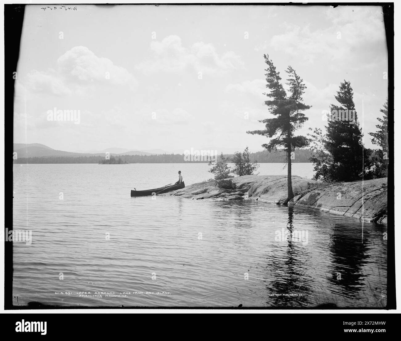 Upper Saranac Lake von Dry Island, Adirondack Mountains, 'WHJ 954' auf negativ. Detroit Publishing Co.-Nr. 014851., Gift; State Historical Society of Colorado; 1949, Lakes & Ponds. , Berge. , Usa, New York (Bundesstaat), Adirondack Mountains. , Usa, New York (Bundesstaat), Saranac Lakes. Stockfoto